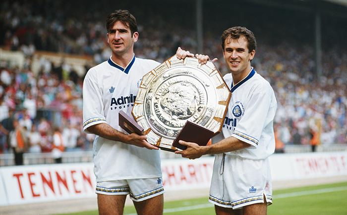 Eric Cantona và Tony Dorigo trong trận tranh Charity Shield năm 1992