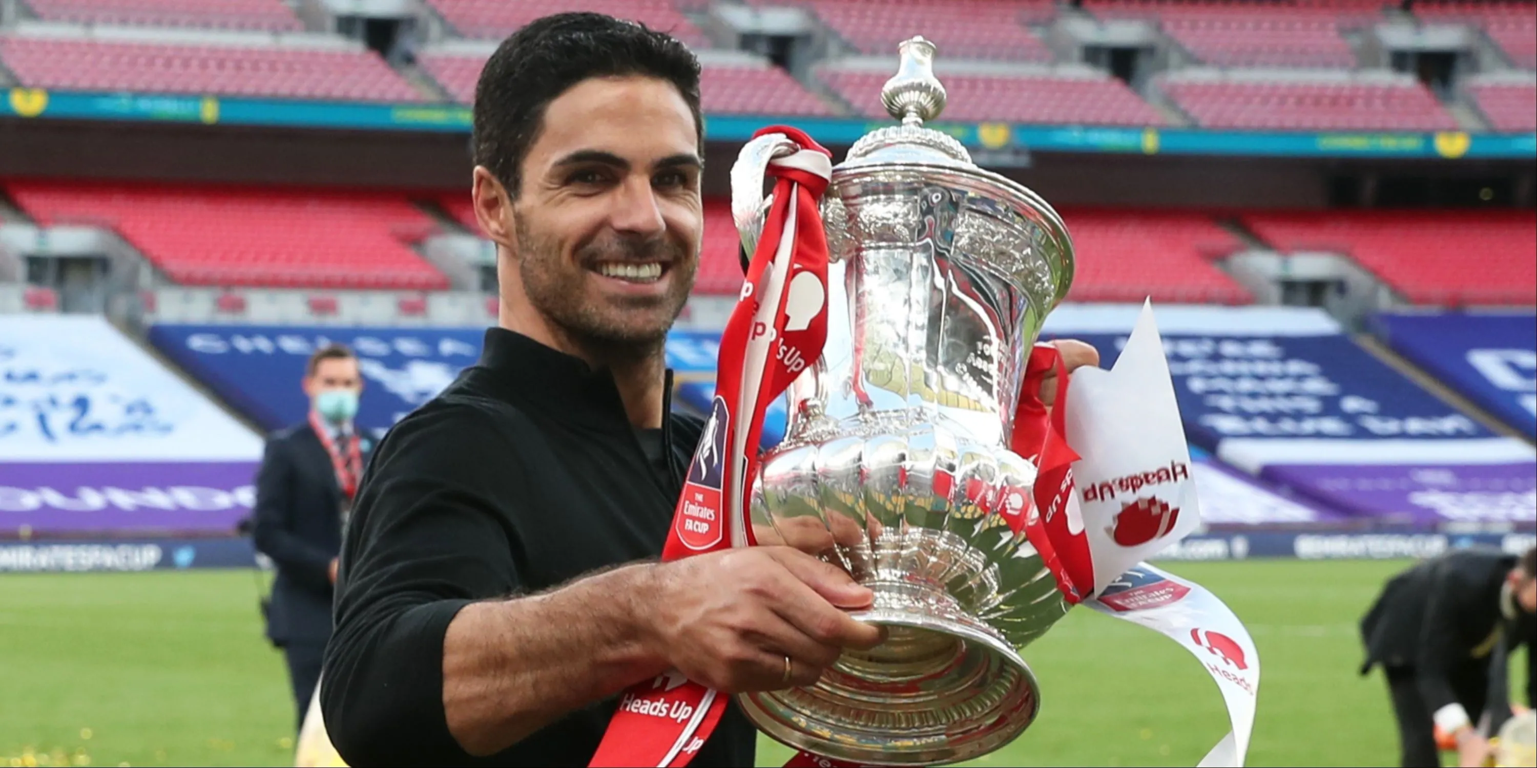 HLV Mikel Arteta và chiếc cúp FA giành được cùng Arsenal