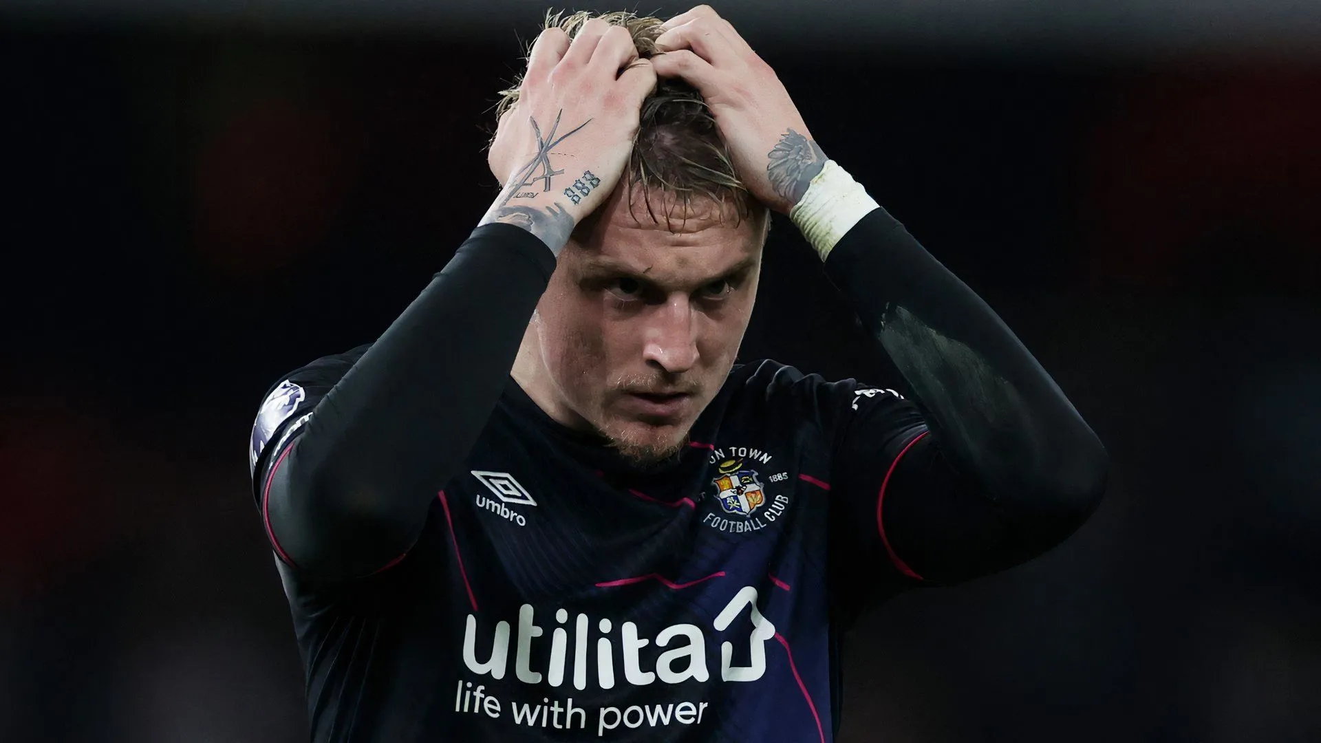Alfie Doughty của Luton Town đi bóng trong một trận đấu tại Championship