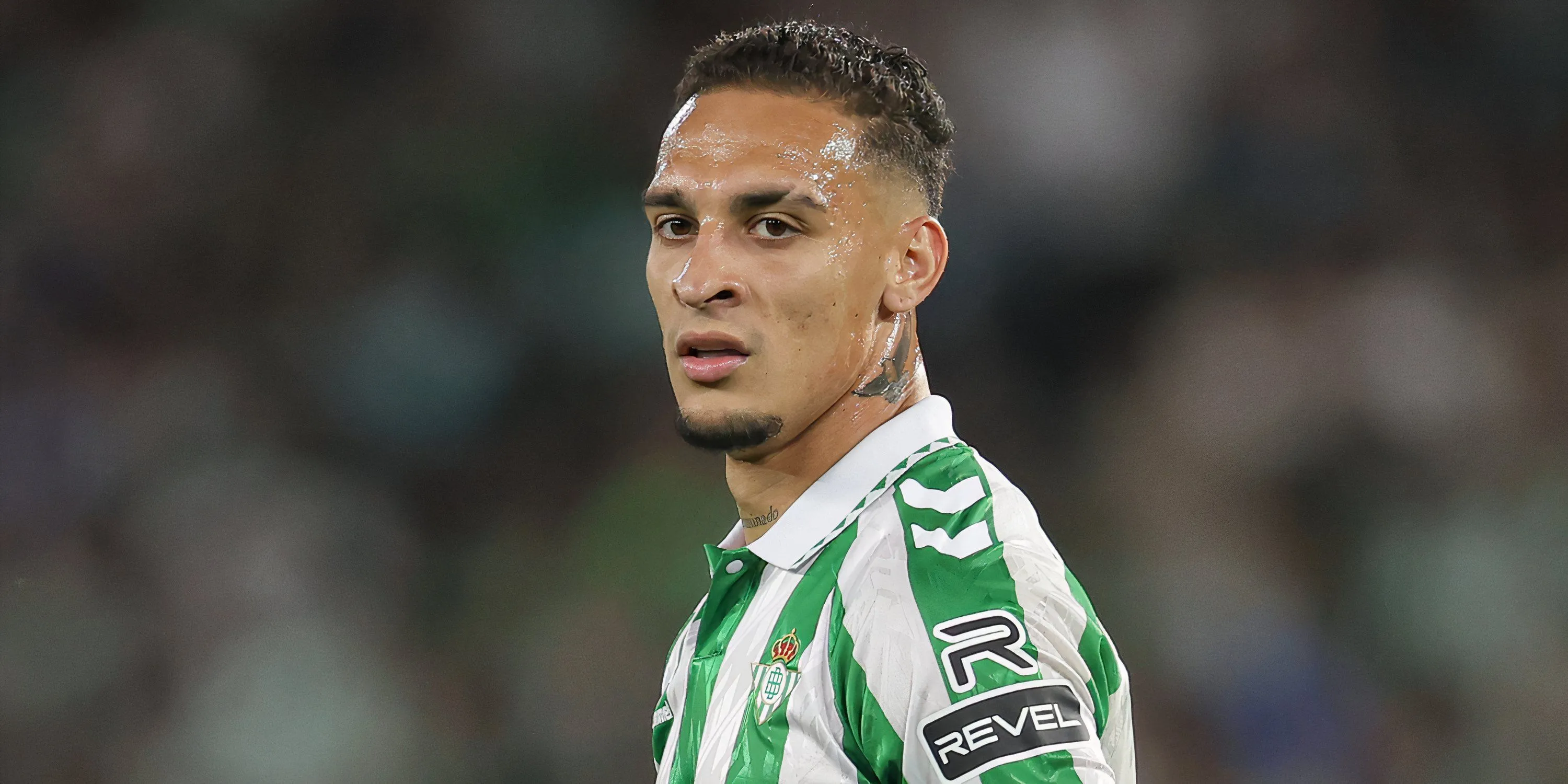 Antony của Manchester United trong một pha đi bóng kỹ thuật qua cầu thủ Real Betis, thể hiện nỗ lực trên sân.
