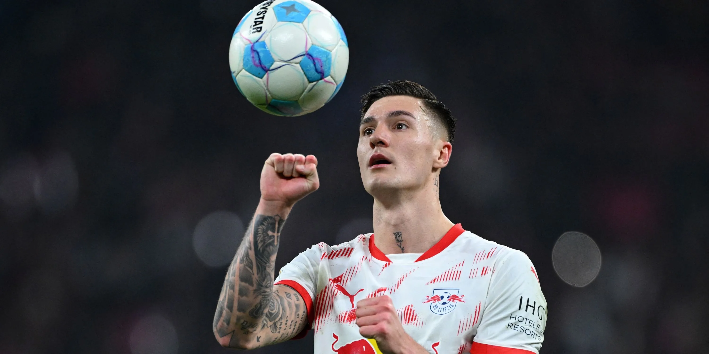 Benjamin Sesko của RB Leipzig chuẩn bị thực hiện quả penalty