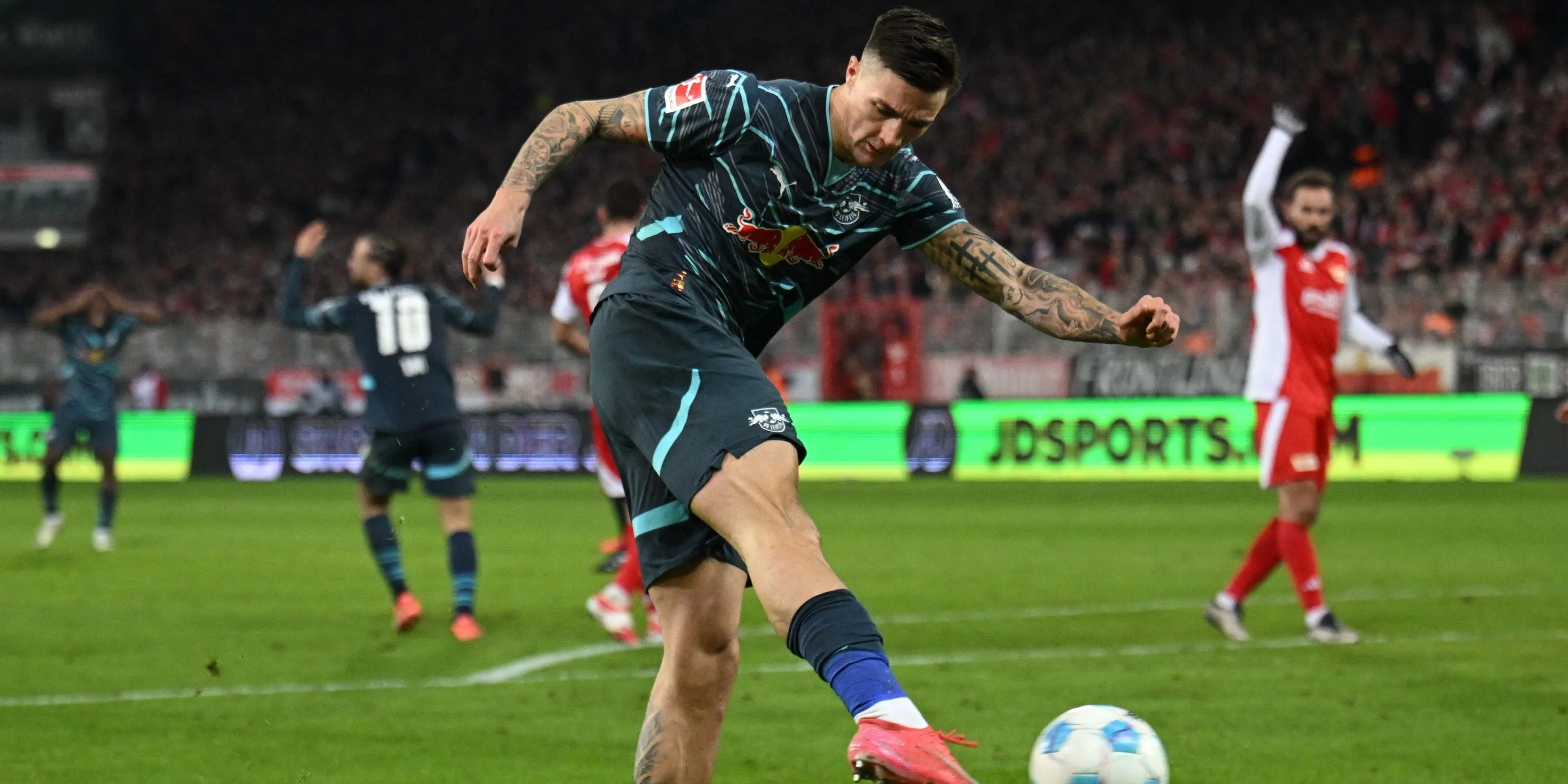 Benjamin Sesko tiền đạo RB Leipzig tung cú sút uy lực về phía khung thành