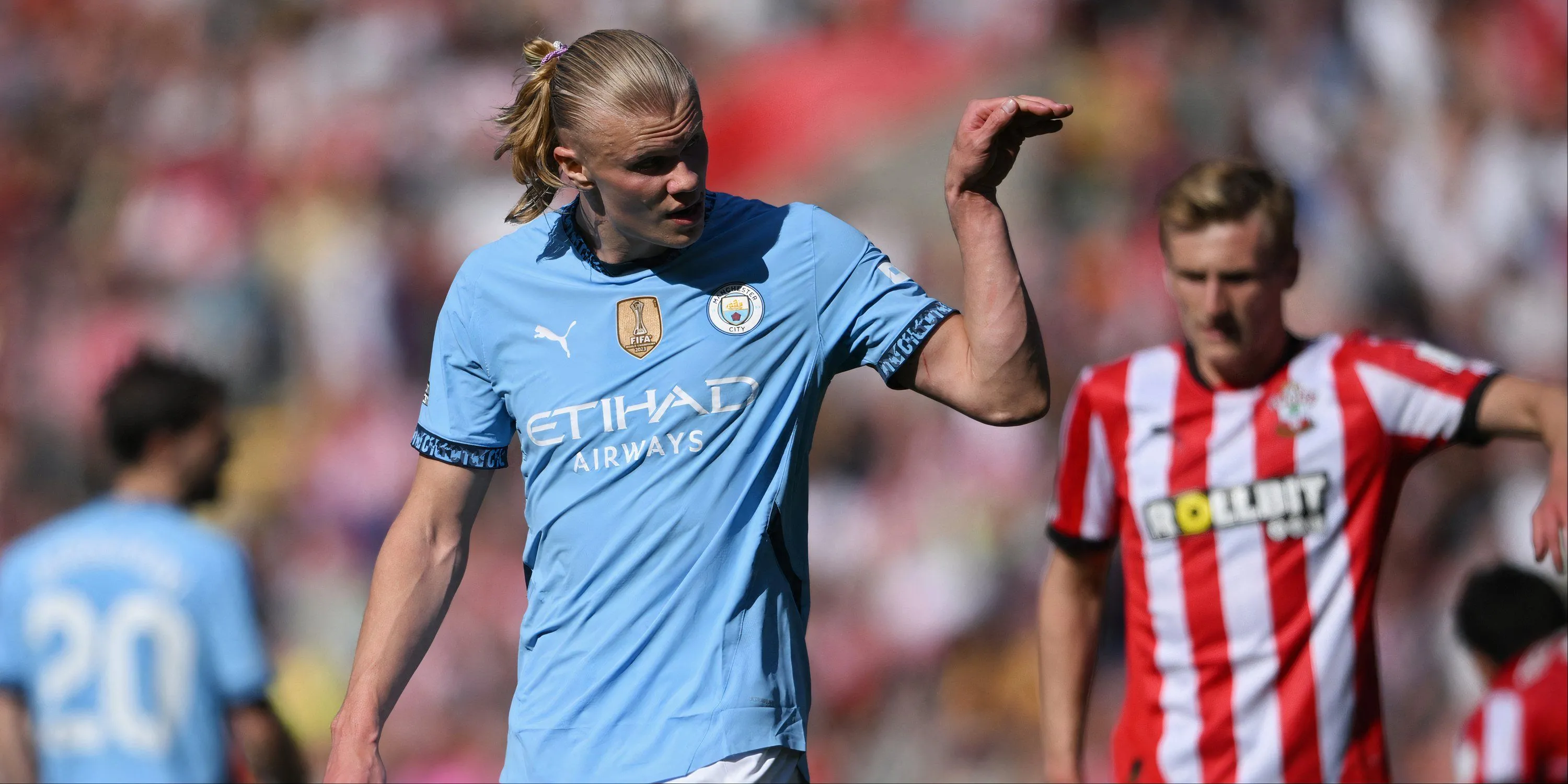 Các cầu thủ Man City ăn mừng bàn thắng tại Premier League