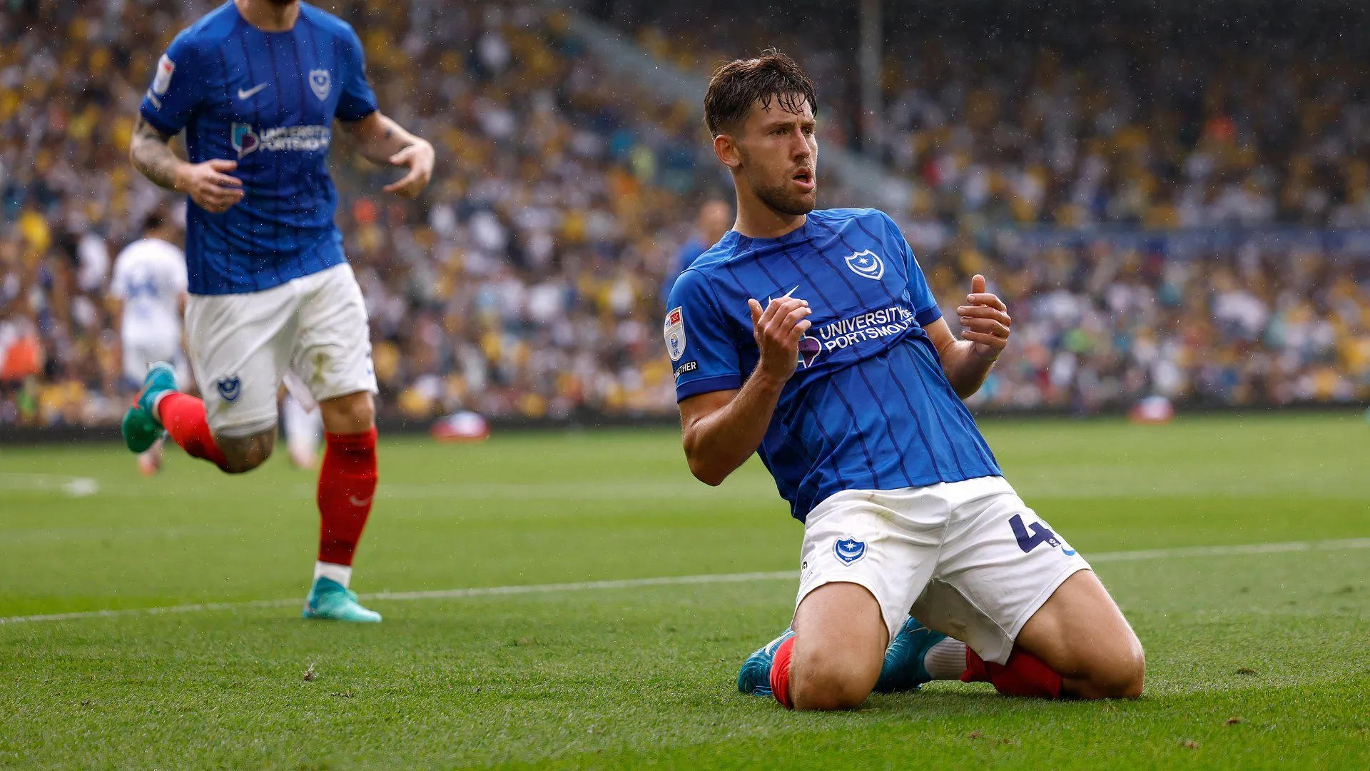 Callum Lang ăn mừng bàn thắng trong màu áo Portsmouth FC