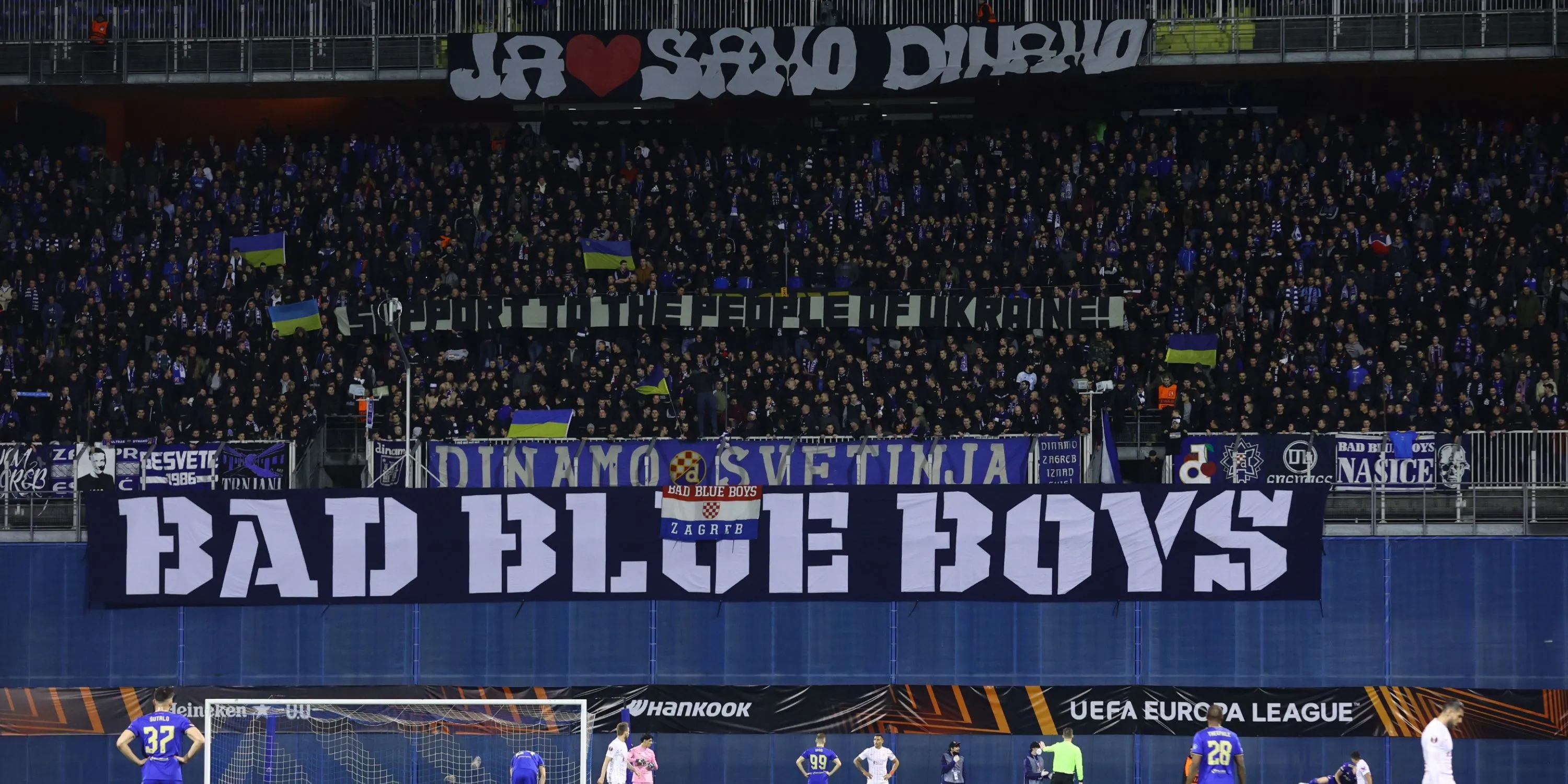 CĐV Dinamo Zagreb (Bad Blue Boys) cổ vũ trên khán đài Maksimir Stadium