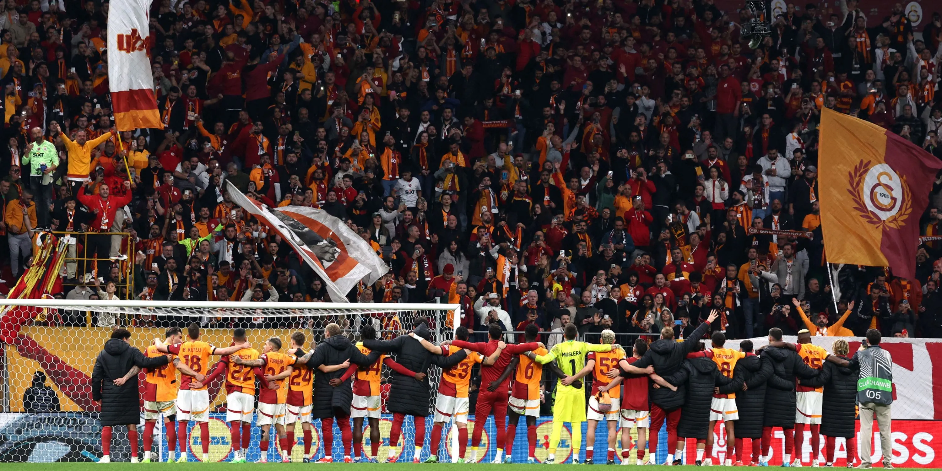 CĐV Galatasaray tạo nên bầu không khí cuồng nhiệt tại sân RAMS Park
