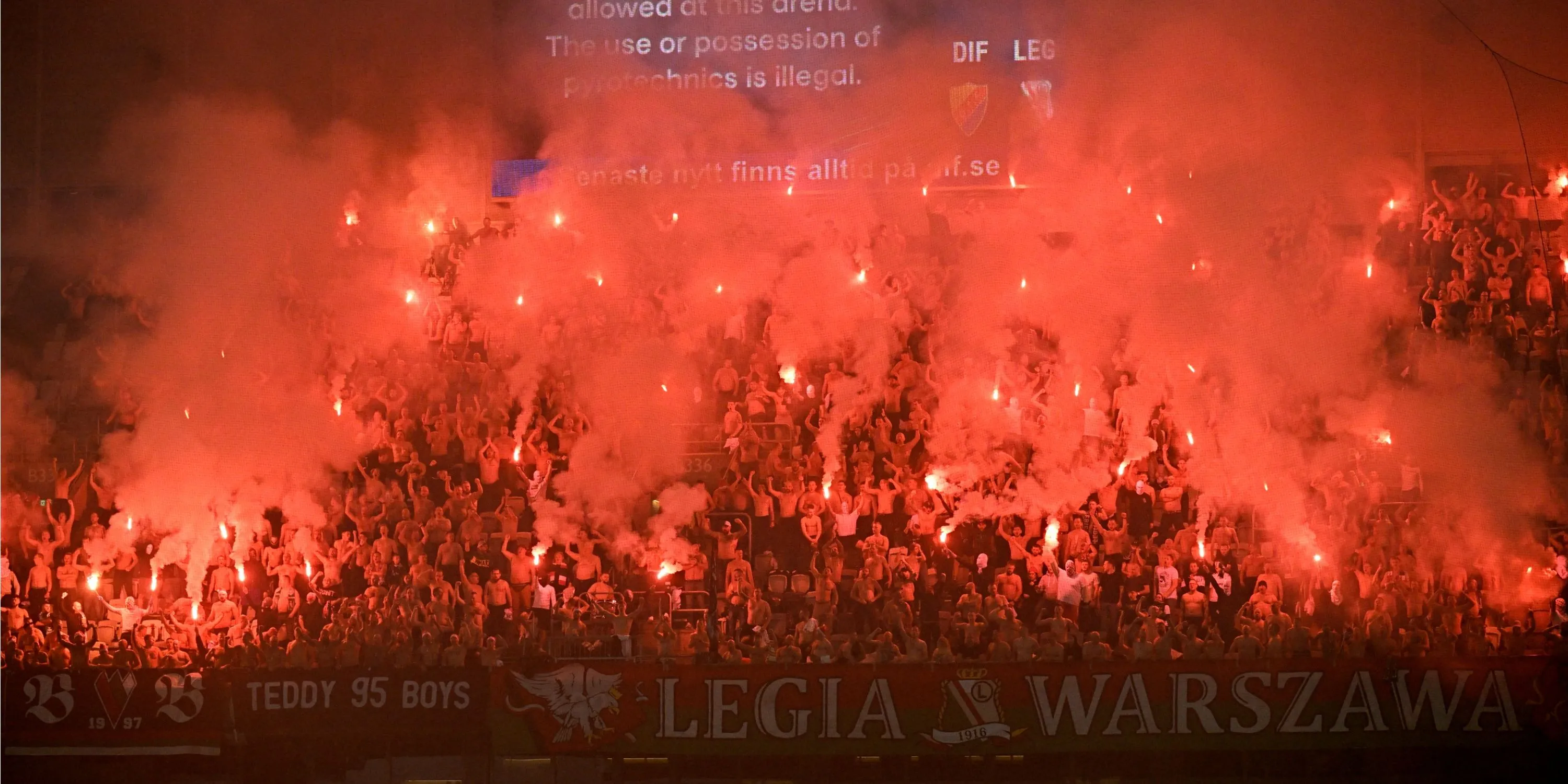 CĐV Legia Warsaw đốt pháo sáng tạo nên khung cảnh ấn tượng nhưng đầy thách thức