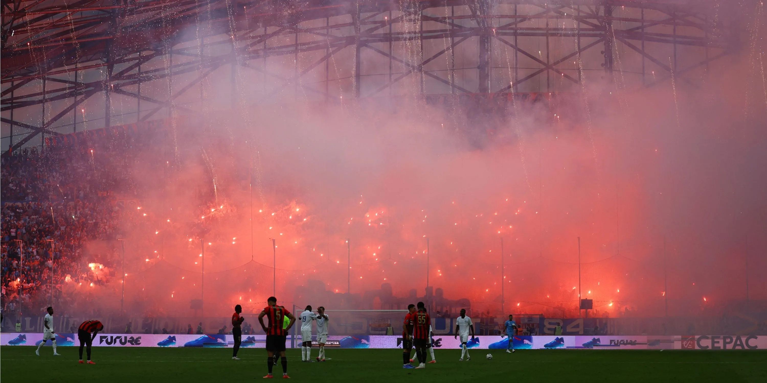 CĐV Marseille đốt pháo sáng rợp trời tạo hiệu ứng ấn tượng trên khán đài Vélodrome