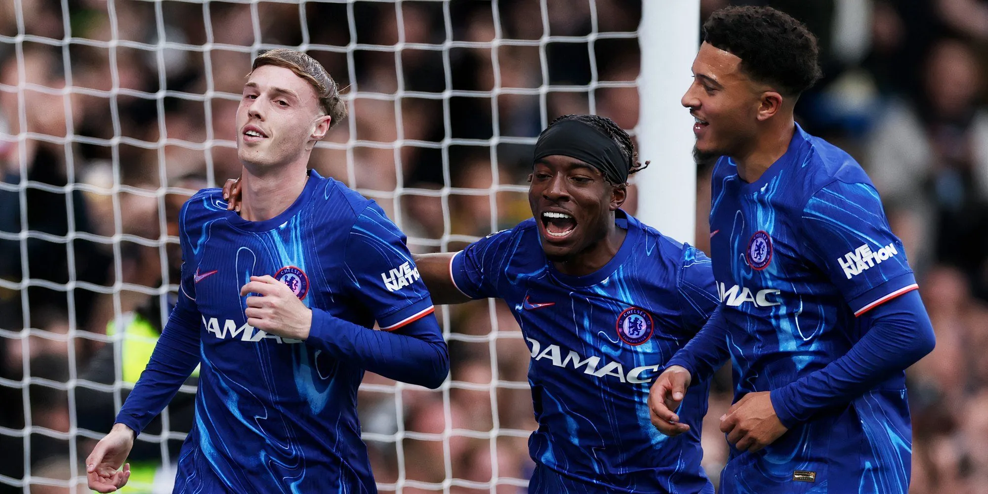 Cole Palmer (giữa) ăn mừng cùng đồng đội Madueke và Colwill sau chiến thắng của Chelsea