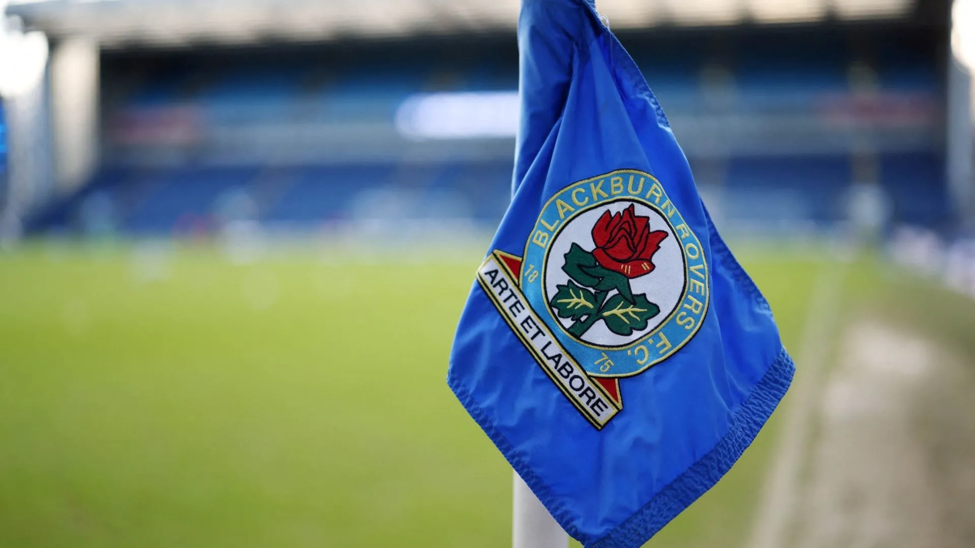 Cột cờ góc sân Ewood Park, sân nhà của Blackburn Rovers, nơi HLV Valerien Ismael cần chứng tỏ năng lực