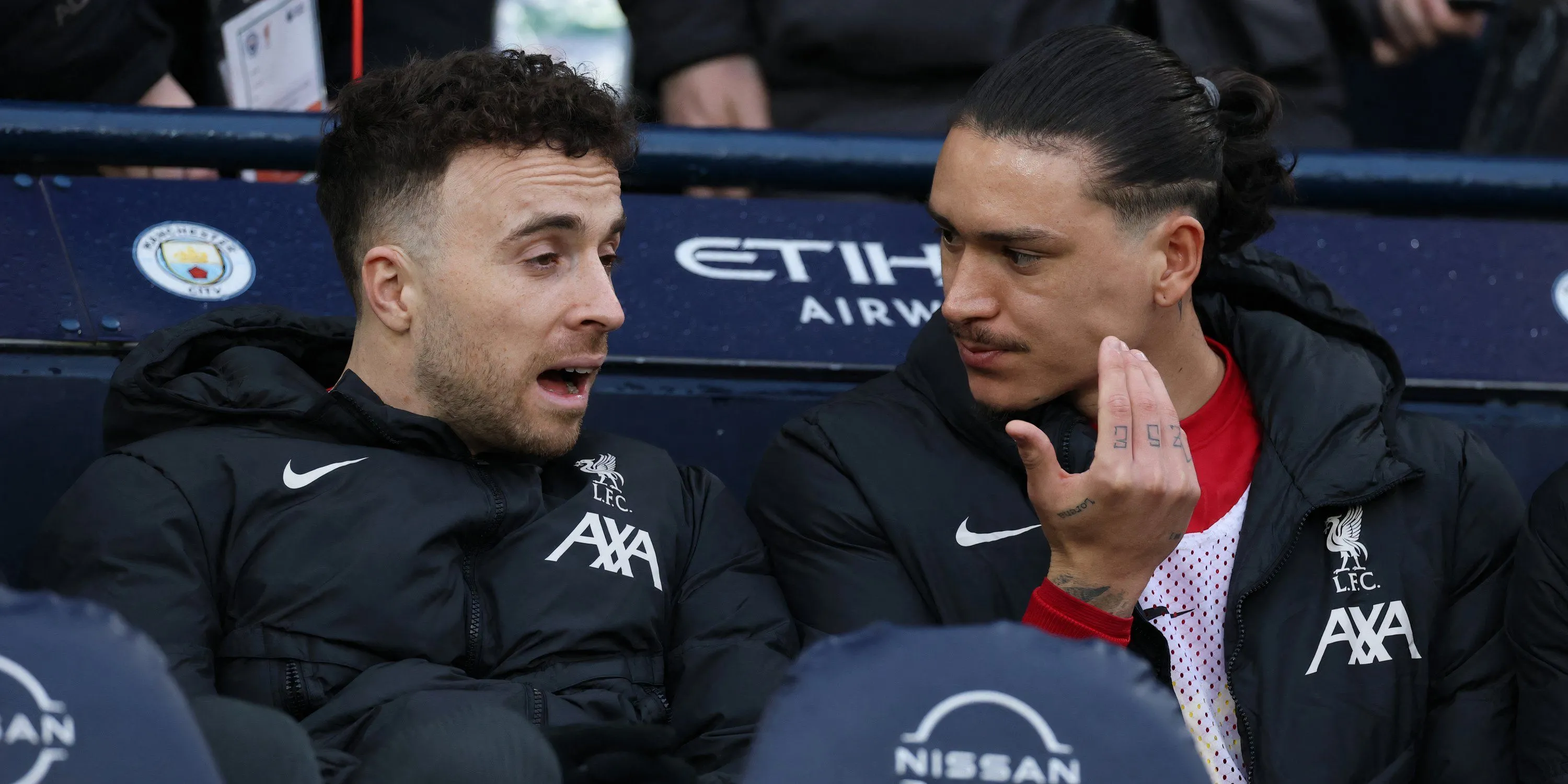 Darwin Nunez và Diogo Jota trên băng ghế dự bị của Liverpool.