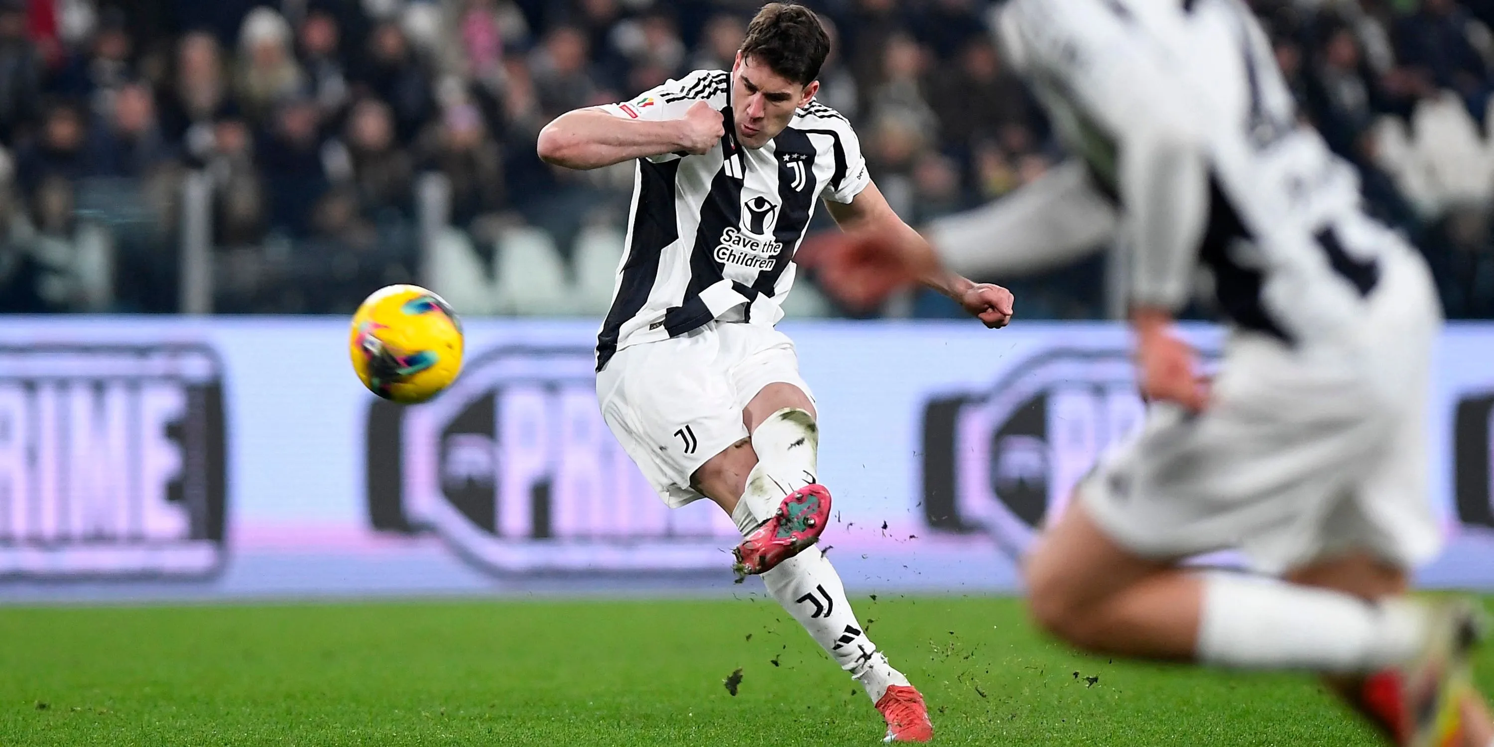 Dusan Vlahovic dứt điểm trong một trận đấu cho Juventus.