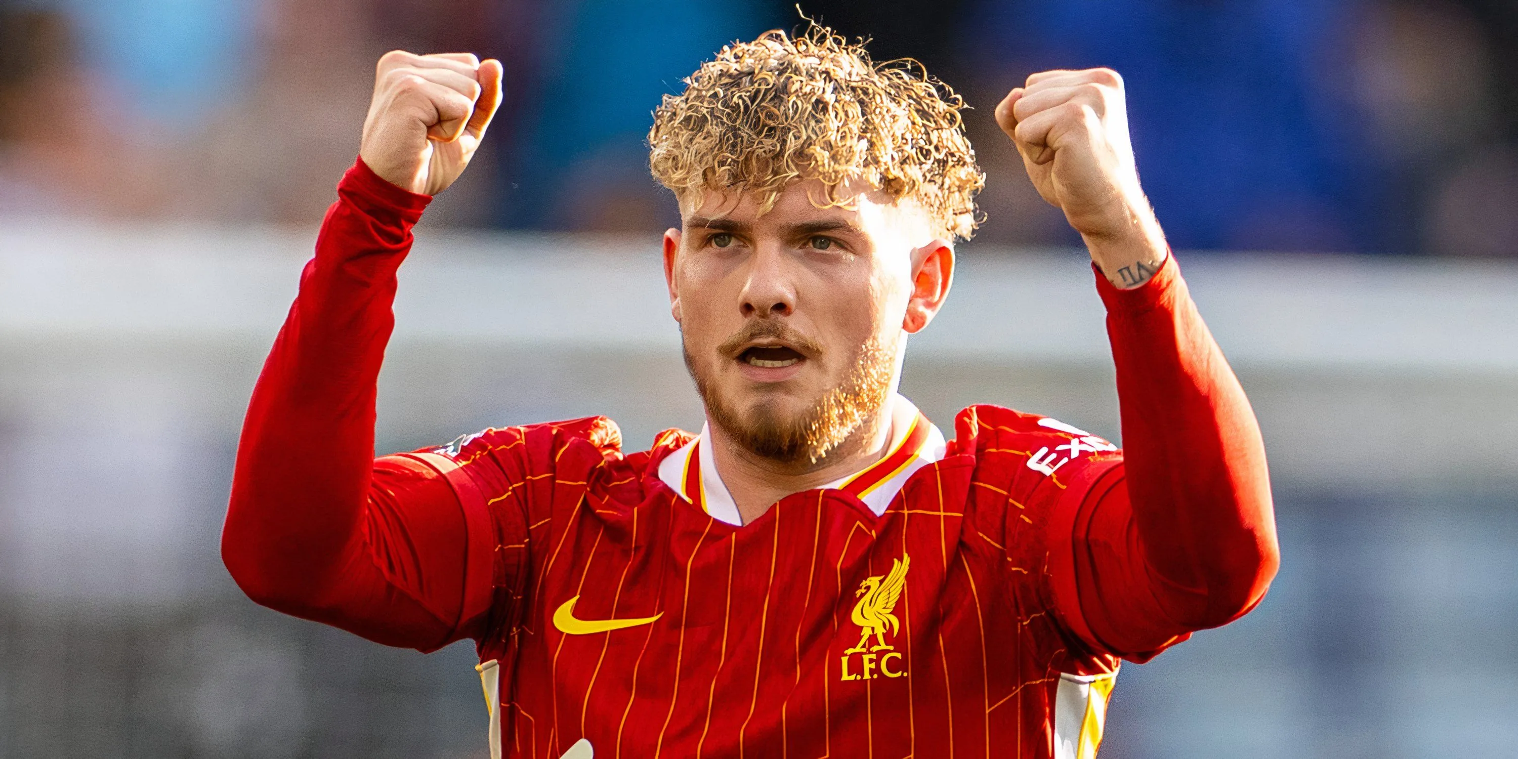 Harvey Elliott ăn mừng chiến thắng trong màu áo Liverpool