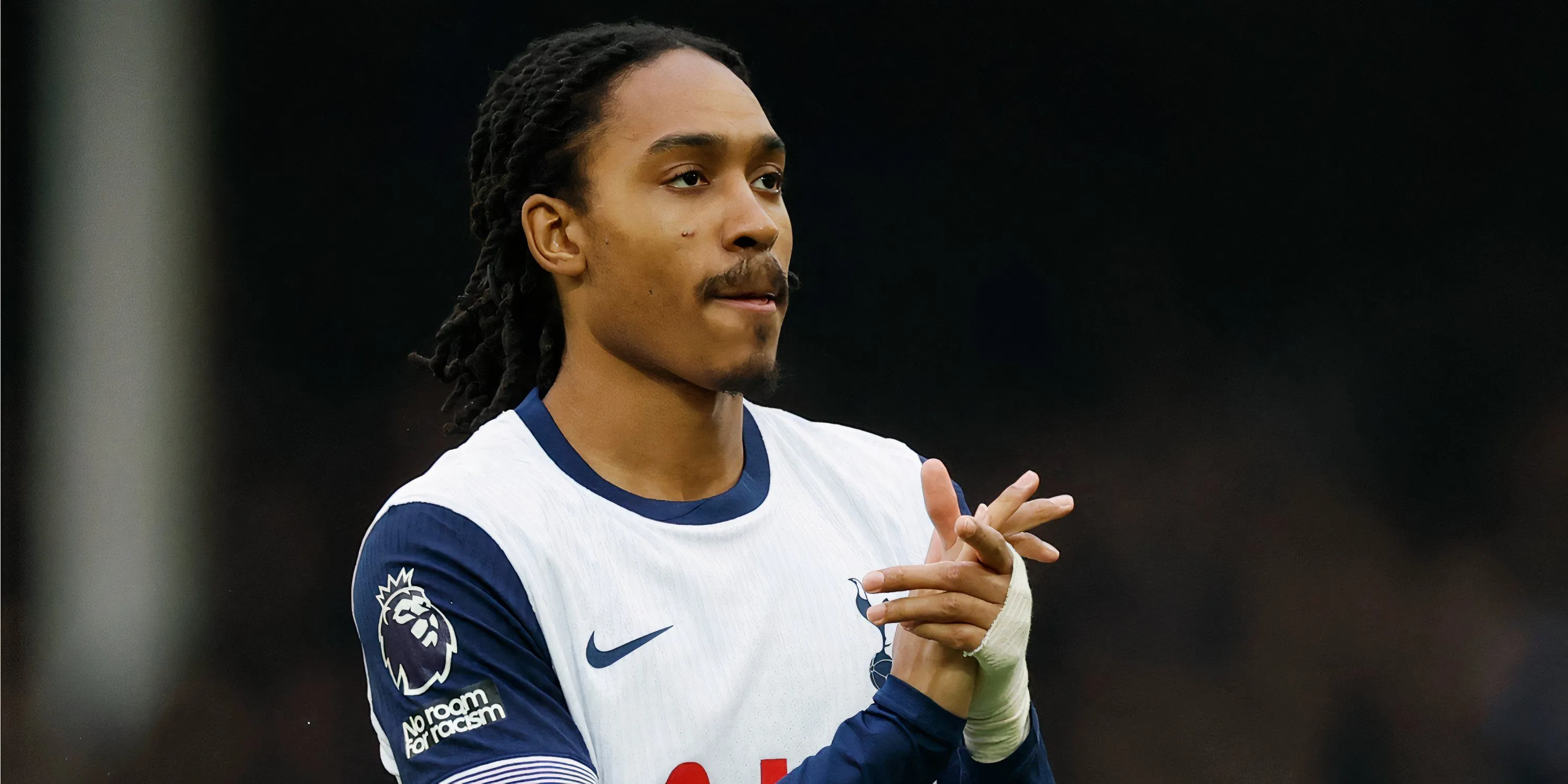 Hậu vệ Djed Spence của Tottenham trong một trận đấu