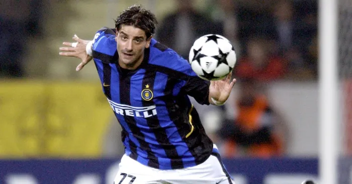 Hậu vệ Francesco Coco trong màu áo Inter Milan sau vụ trao đổi với Seedorf.