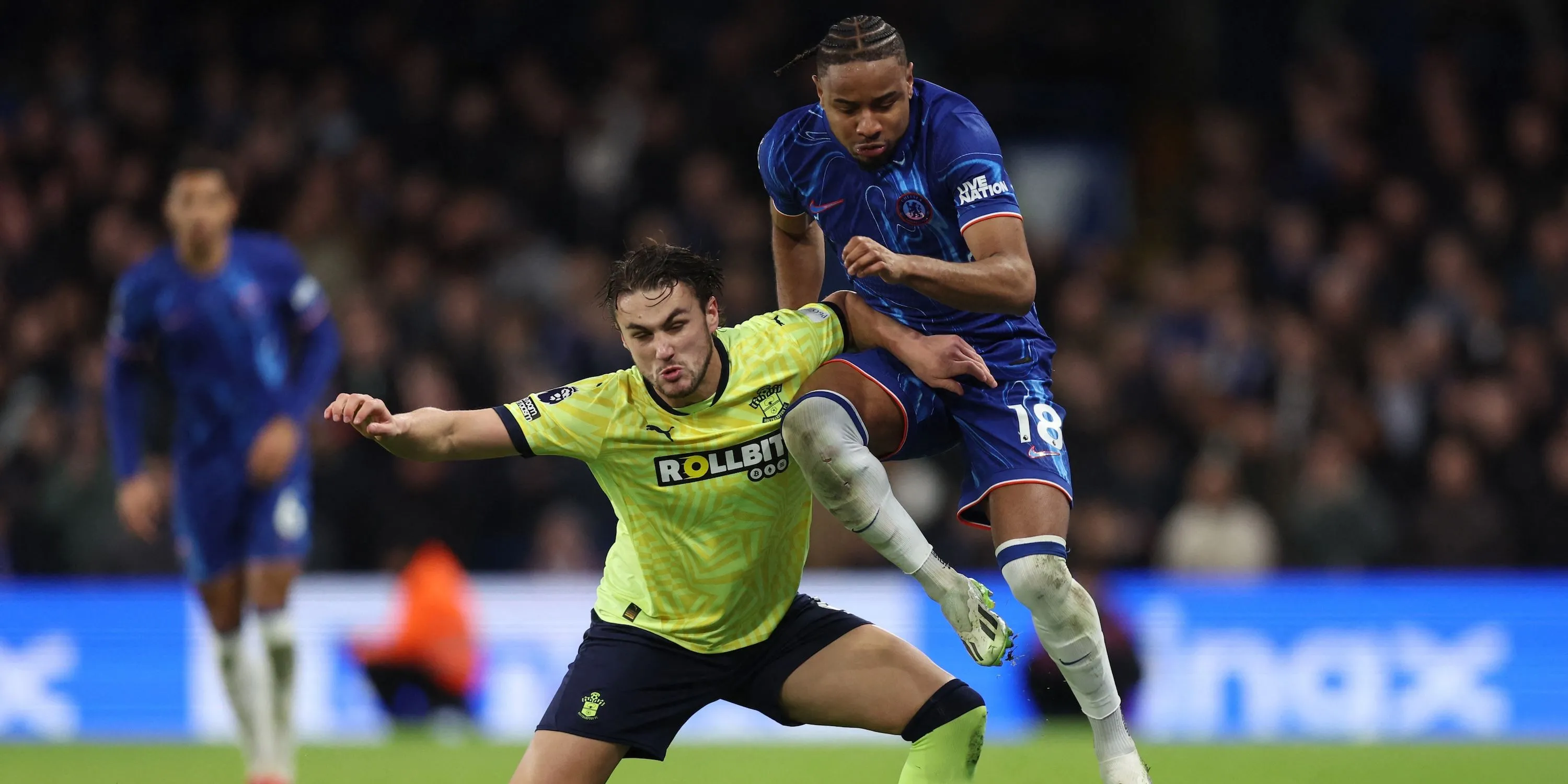 Hậu vệ Taylor Harwood-Bellis của Southampton tranh bóng với Christopher Nkunku của Chelsea
