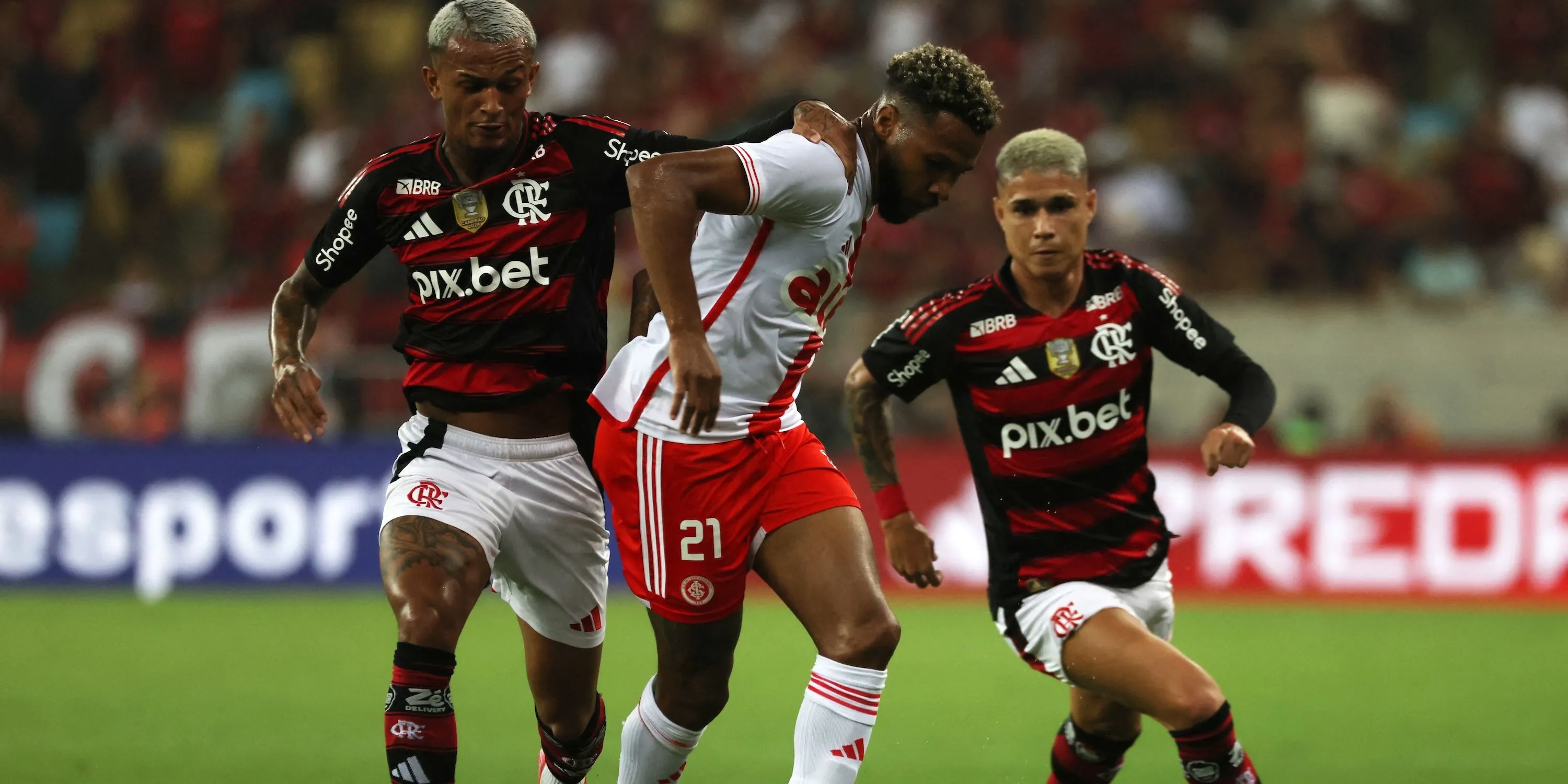 Hậu vệ Wesley Franca (Flamengo) tranh chấp bóng - mục tiêu chuyển nhượng của Man City