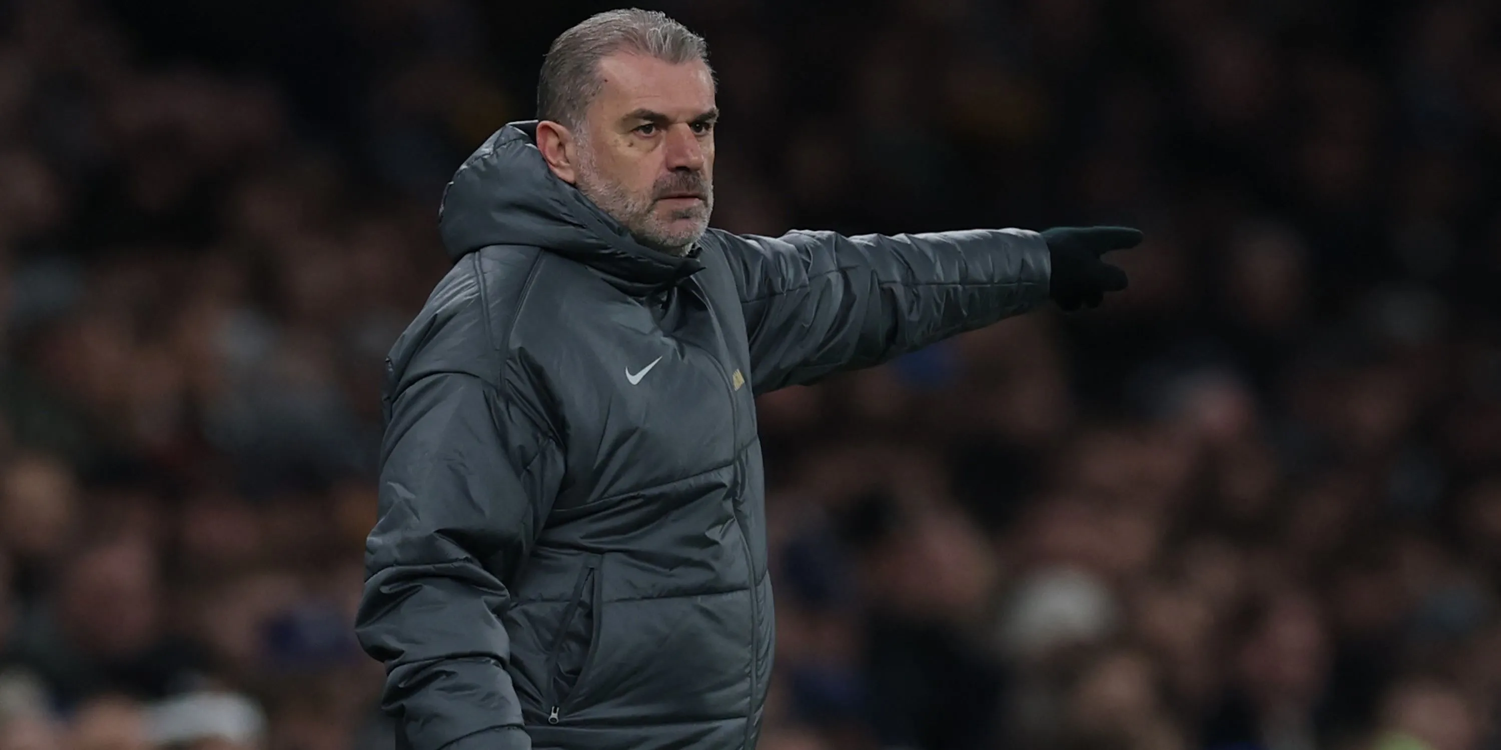 HLV Ange Postecoglou của Tottenham Hotspur phản ứng trên đường biên trong một trận đấu Premier League
