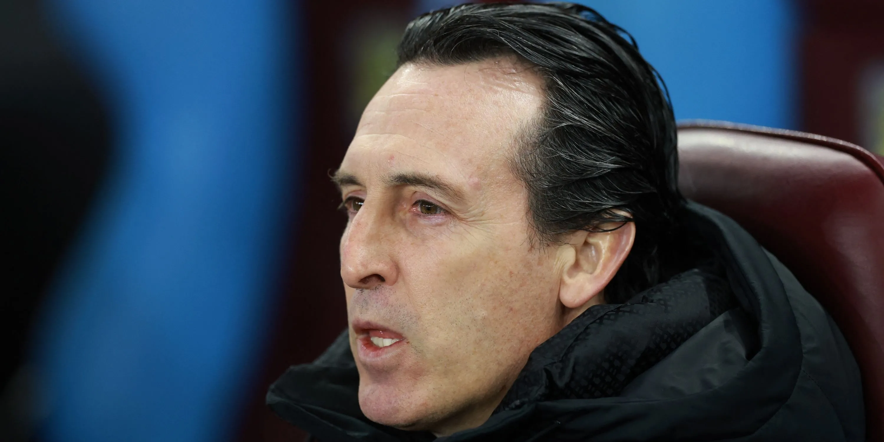 HLV Aston Villa Unai Emery chỉ đạo trước trận đấu