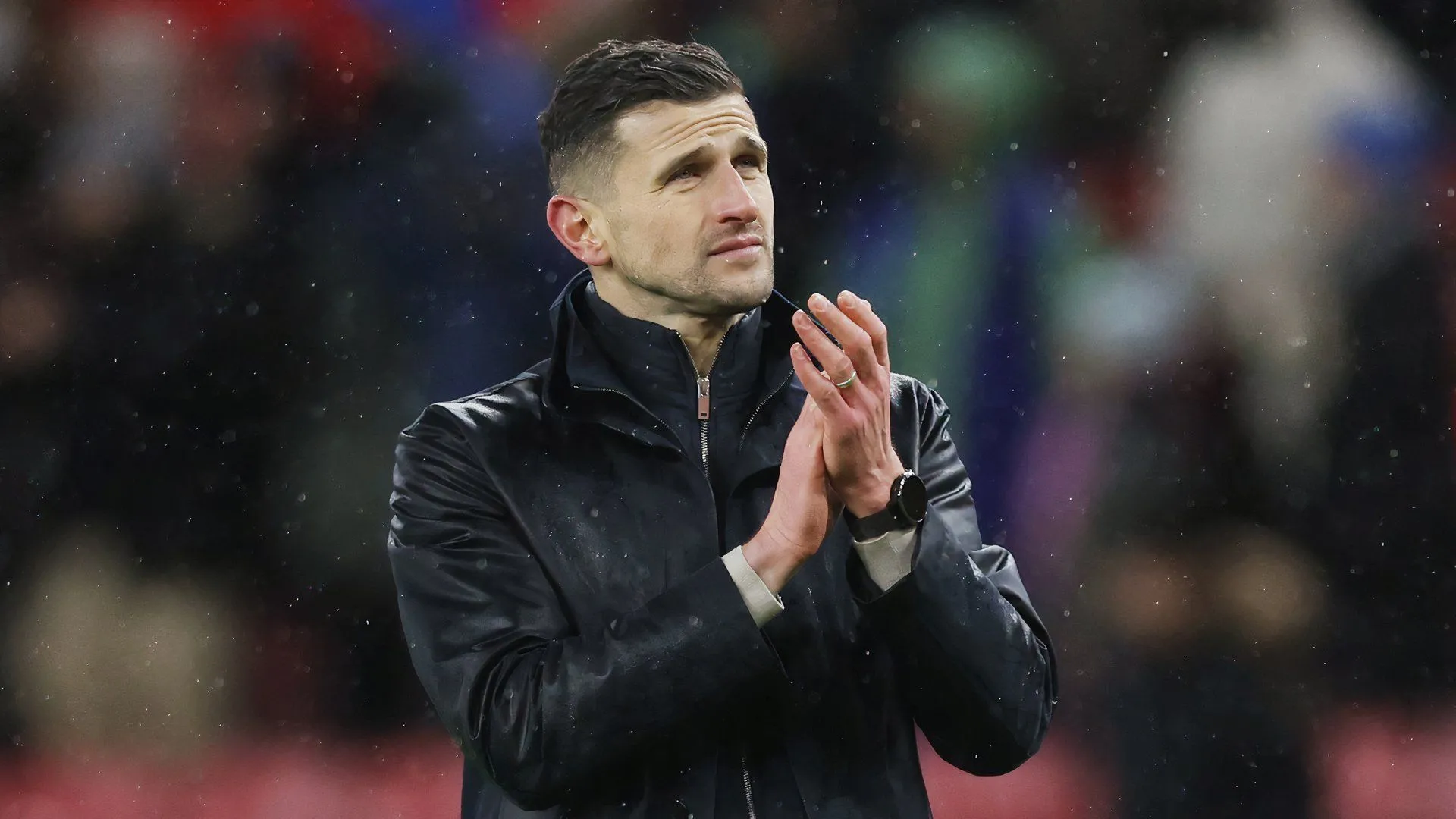 HLV John Mousinho của Portsmouth đang chỉ đạo bên đường biên