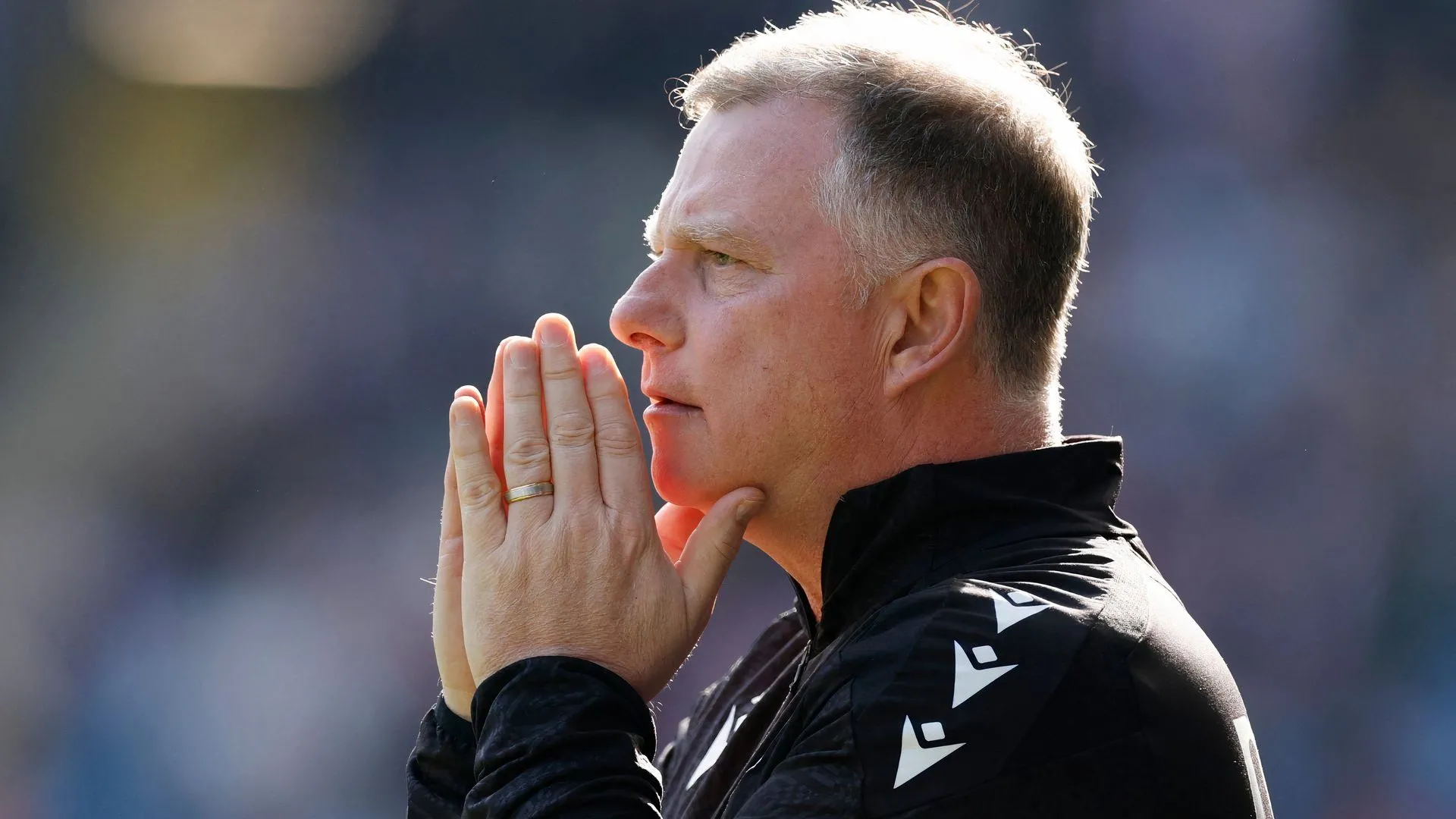 HLV Mark Robins của Stoke City đối mặt với nhiều thử thách trong kỳ chuyển nhượng.