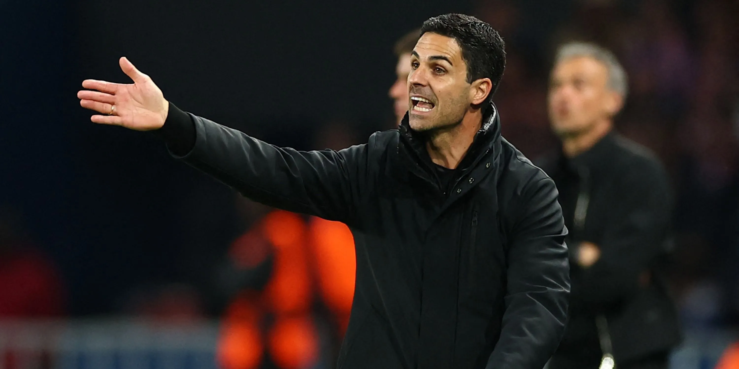 HLV Mikel Arteta chỉ đạo các cầu thủ Arsenal trong một trận đấu.