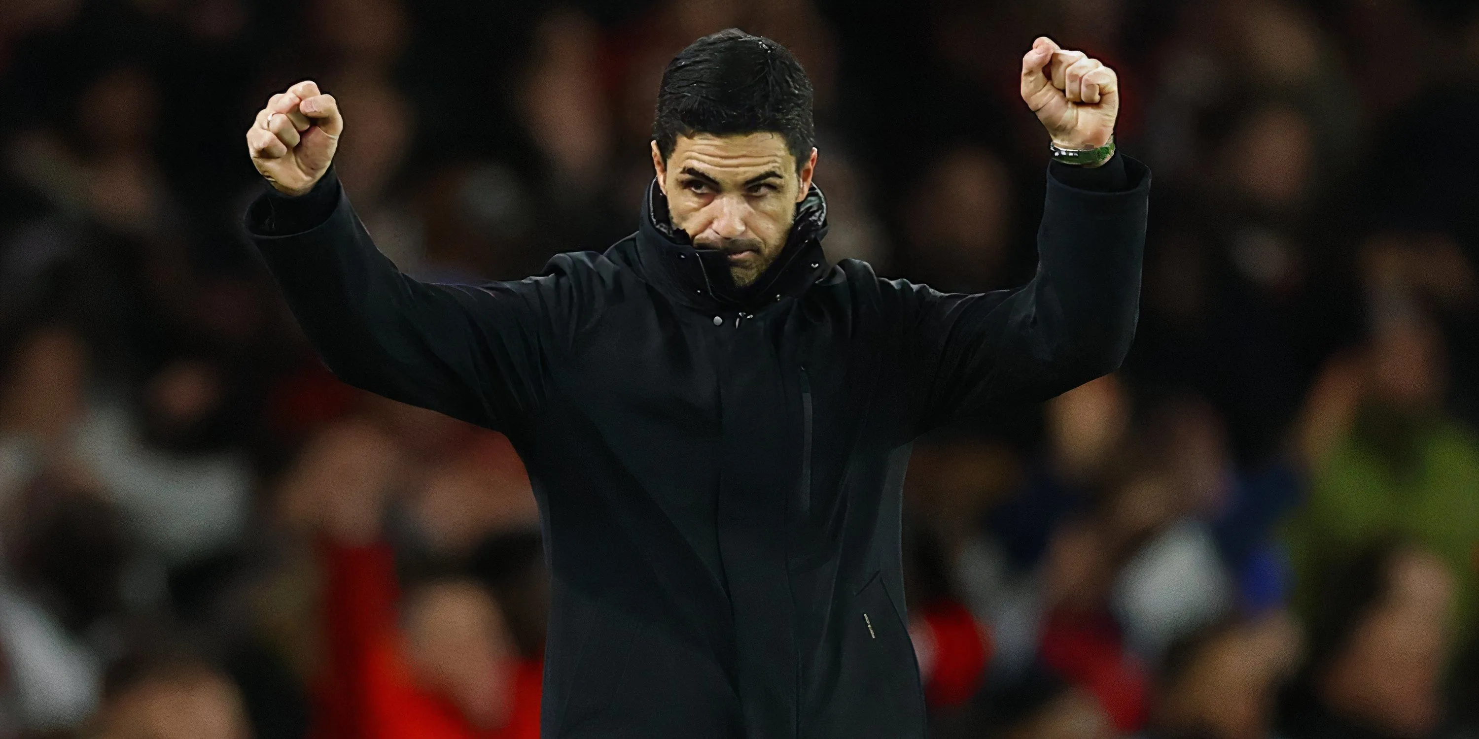 HLV Mikel Arteta của Arsenal thể hiện sự quyết tâm trên đường biên