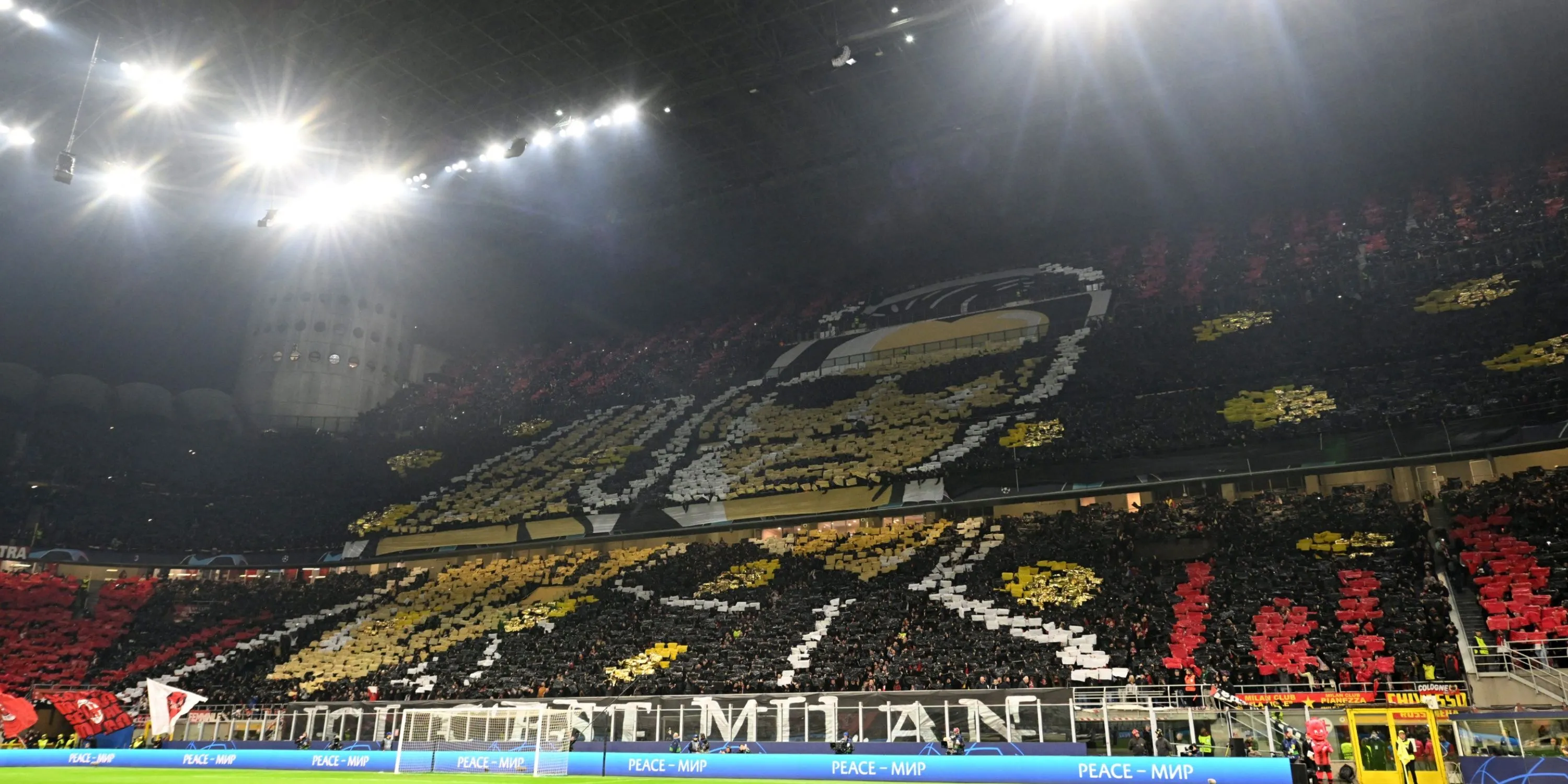 Hội CĐV Curva Sud của AC Milan với màn trình diễn tifo công phu tại sân San Siro