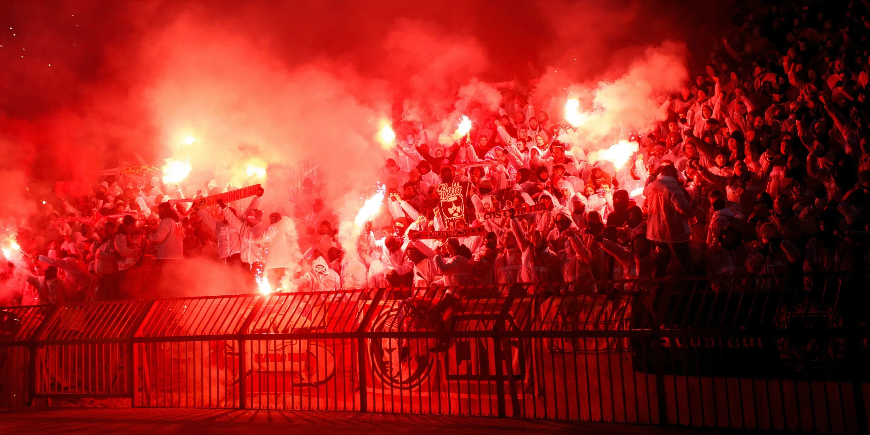 Hội CĐV Delije của Red Star Belgrade với cờ và biểu ngữ tại sân Marakana