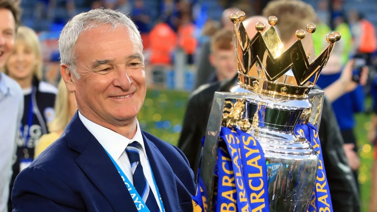 Huấn luyện viên Claudio Ranieri ăn mừng chức vô địch Premier League cùng Leicester City, đánh dấu kỷ nguyên vàng của Bầy Cáo.