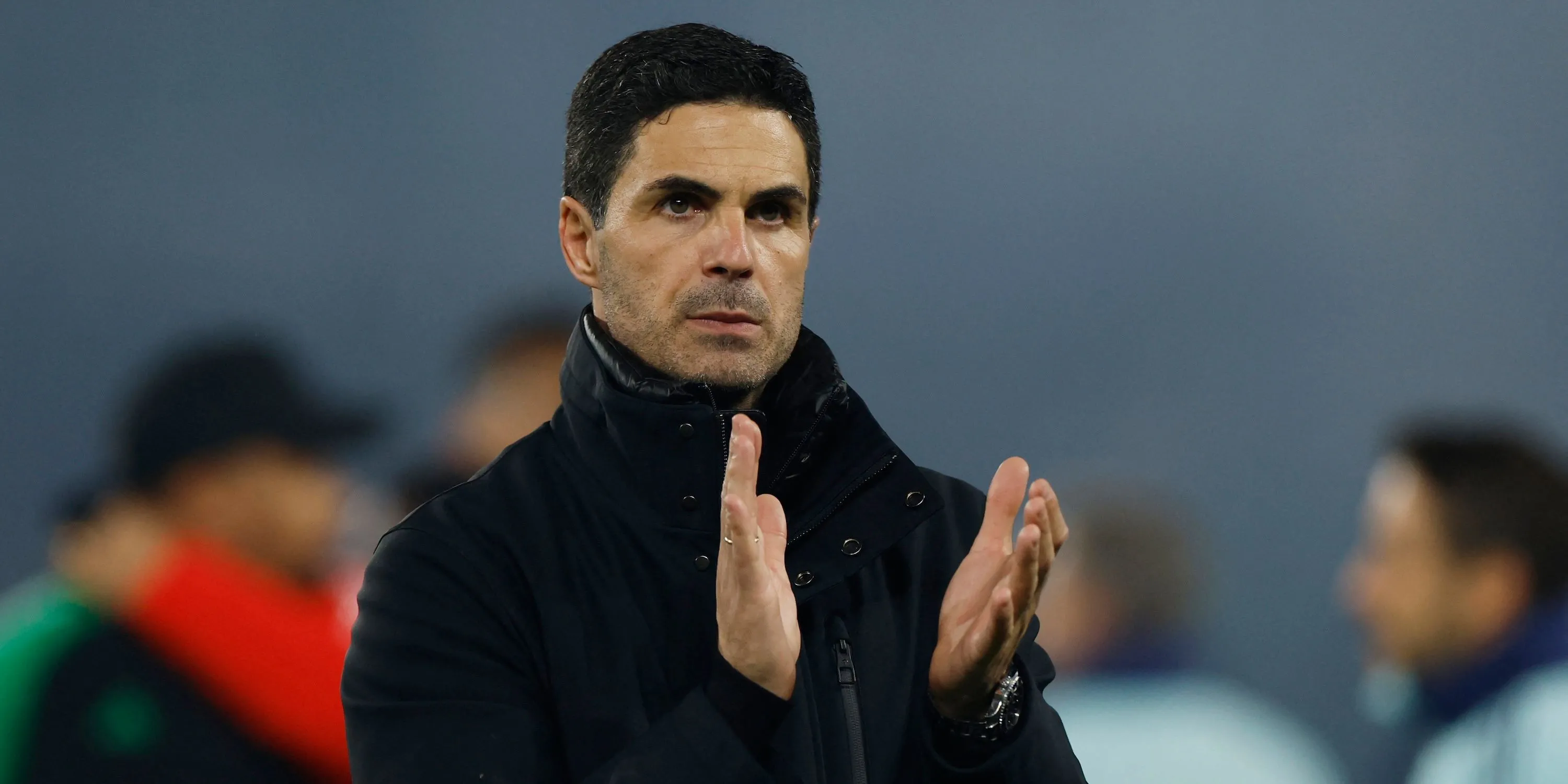 Huấn luyện viên Mikel Arteta của Arsenal với biểu cảm thất vọng sau trận đấu, trong bối cảnh câu lạc bộ tìm kiếm danh hiệu.