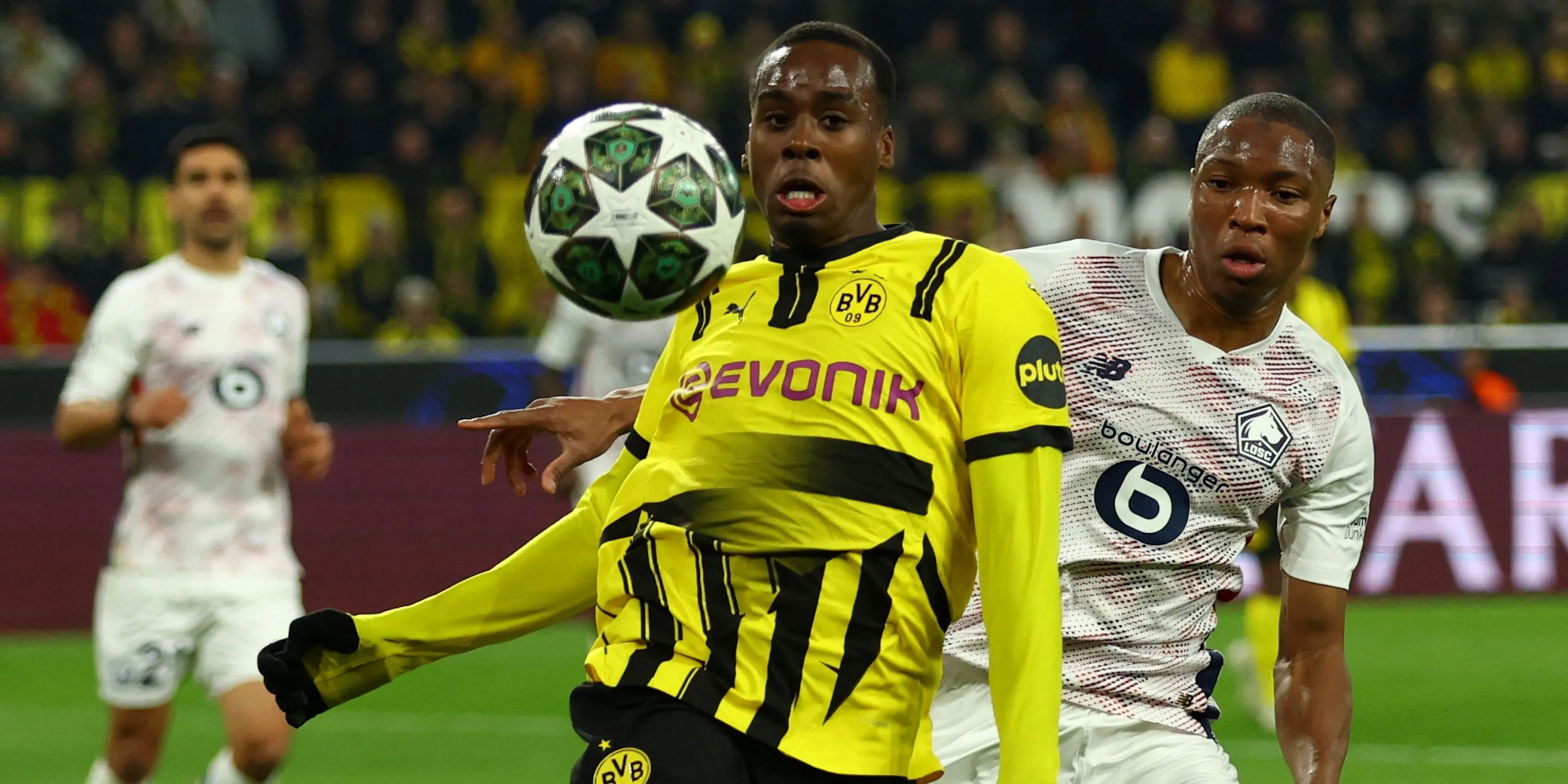 Jamie Bynoe-Gittens của Borussia Dortmund đang tranh bóng với Bafode Diakite của Lille