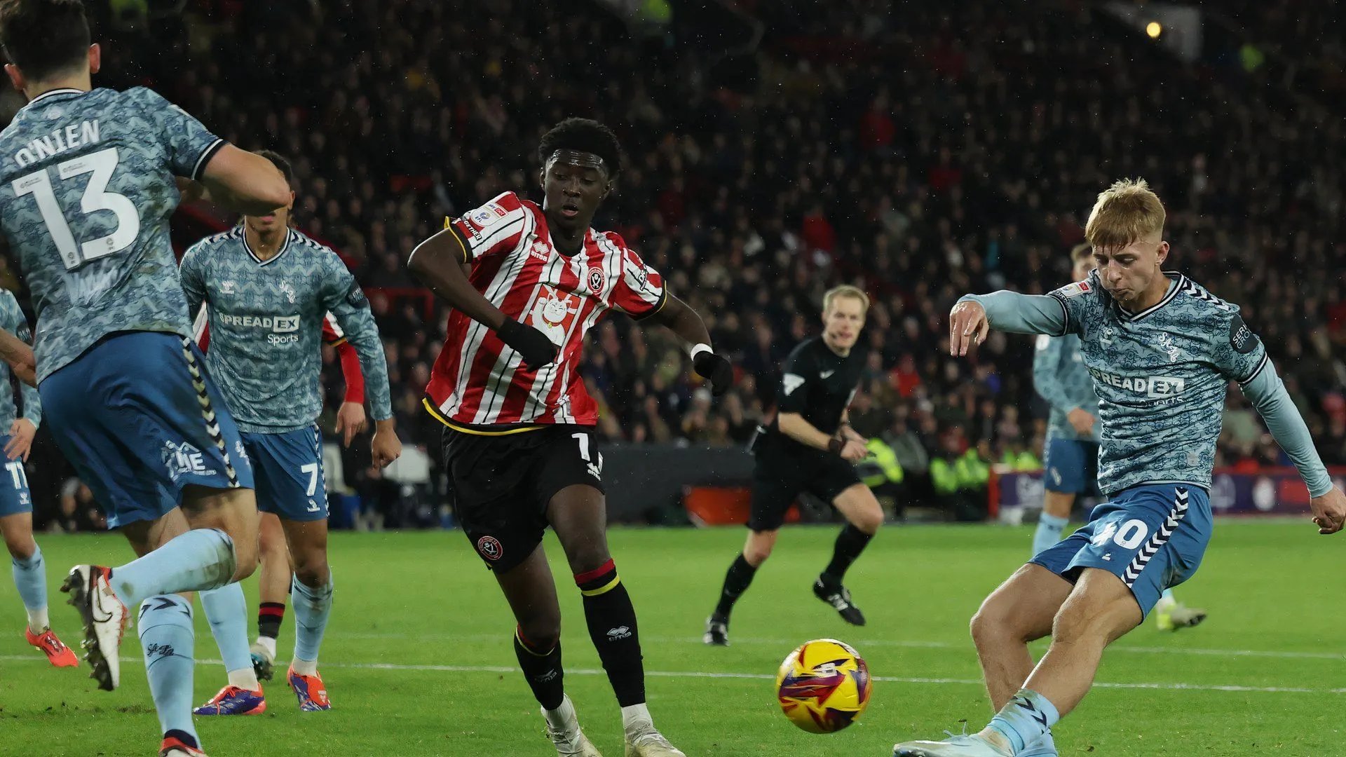 Jesurun Rak-Sakyi của Crystal Palace trong một pha tranh chấp khi được cho mượn tại Sheffield United
