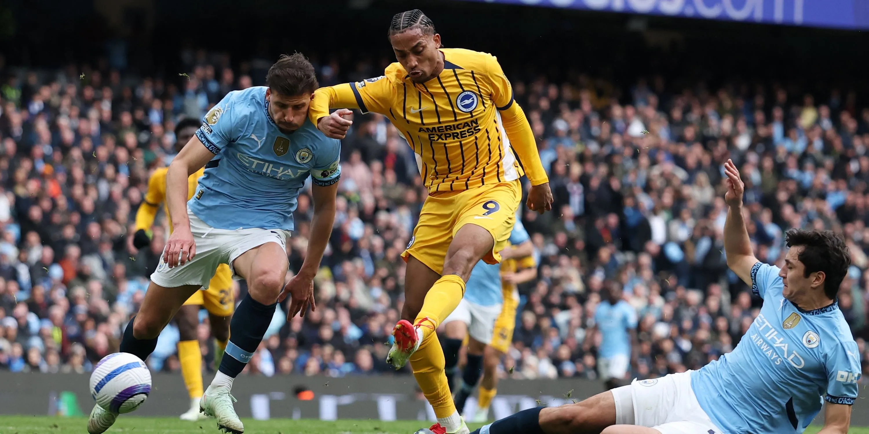 Joao Pedro của Brighton & Hove Albion tranh bóng với Ruben Dias và Abdukodir Khusanov của Manchester City