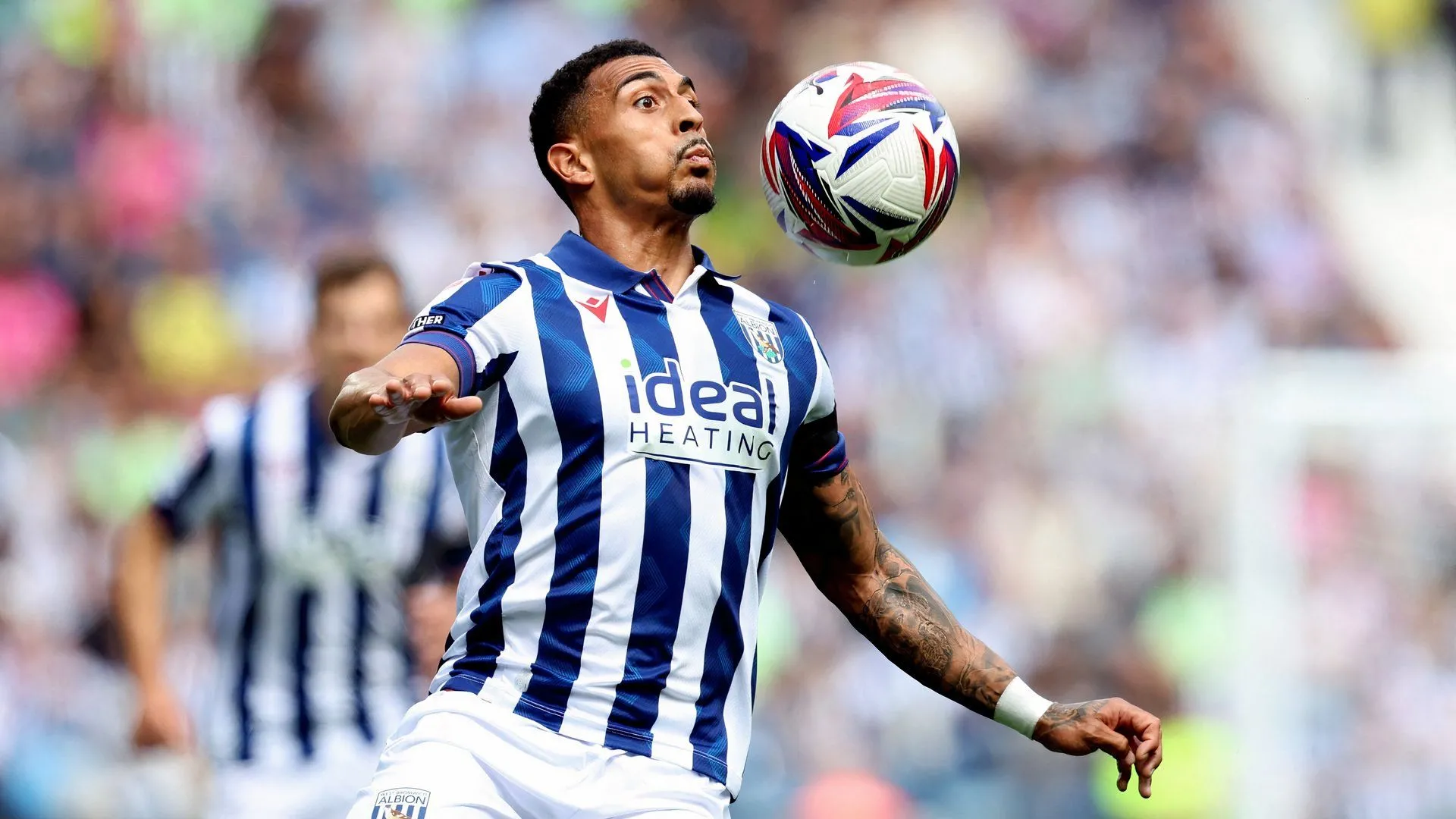 Karlan Grant trong một pha bóng cho West Brom đối đầu Leeds United, minh họa cho kinh nghiệm và sự đa năng của anh trên hàng công.