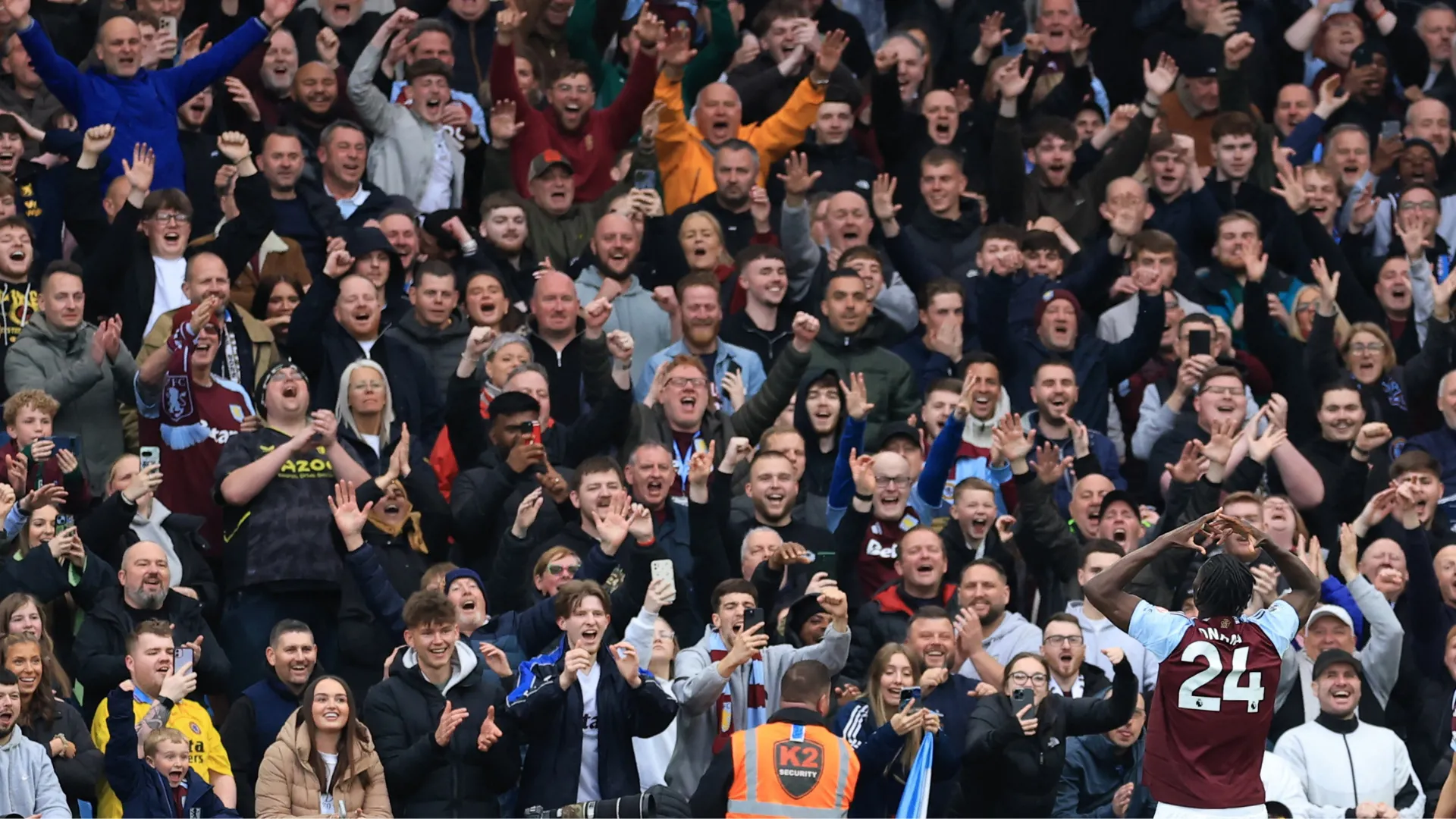 Khán đài Villa Park rực lửa với cổ động viên Aston Villa