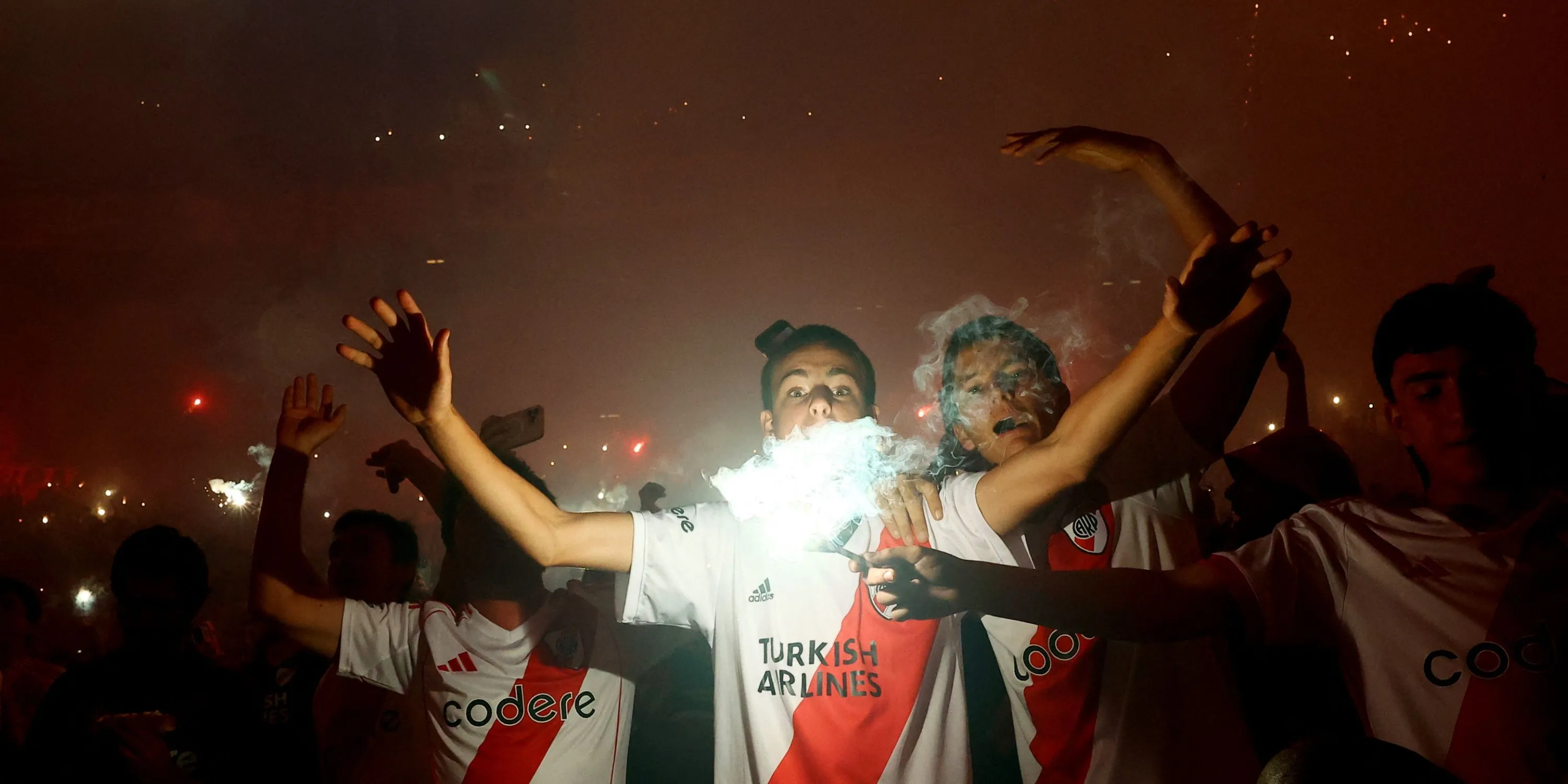 Không khí cuồng nhiệt của CĐV River Plate trước trận đấu tại Estadio Mâs Monumental