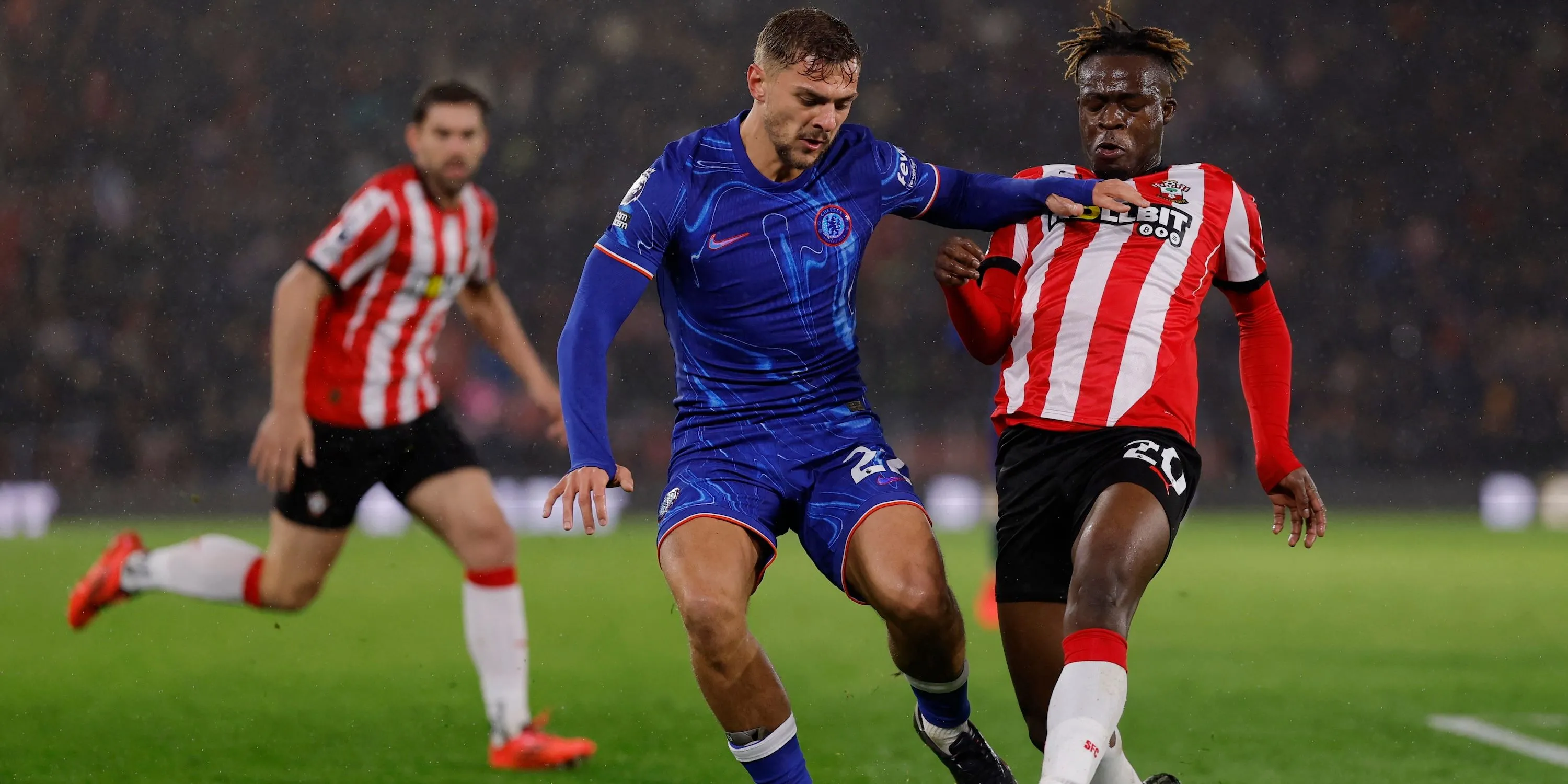 Kiernan Dewsbury-Hall (Chelsea) tranh chấp bóng với Kamaldeen Sulemana (Southampton)