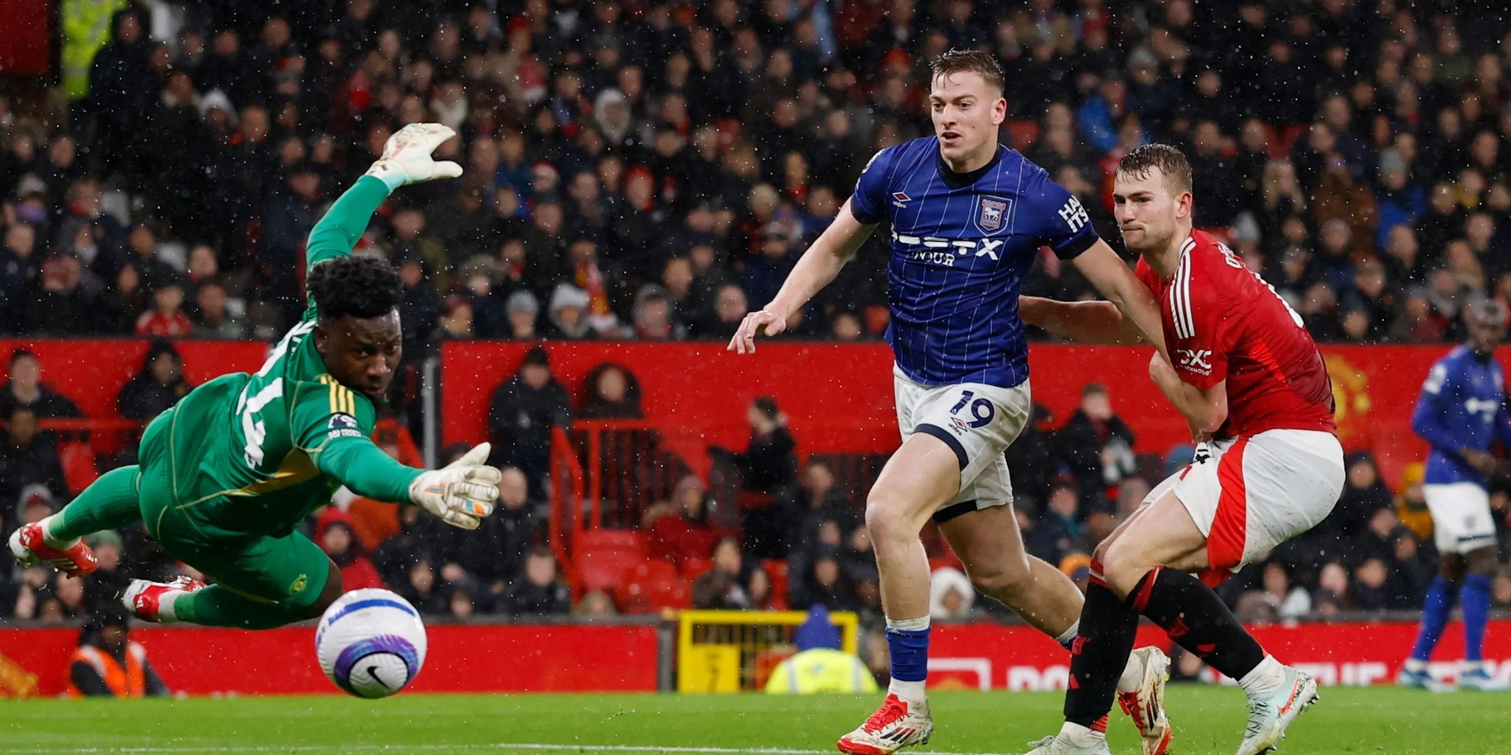 Liam Delap thi đấu trong màu áo Ipswich Town tại Premier League, thể hiện kỹ năng rê dắt