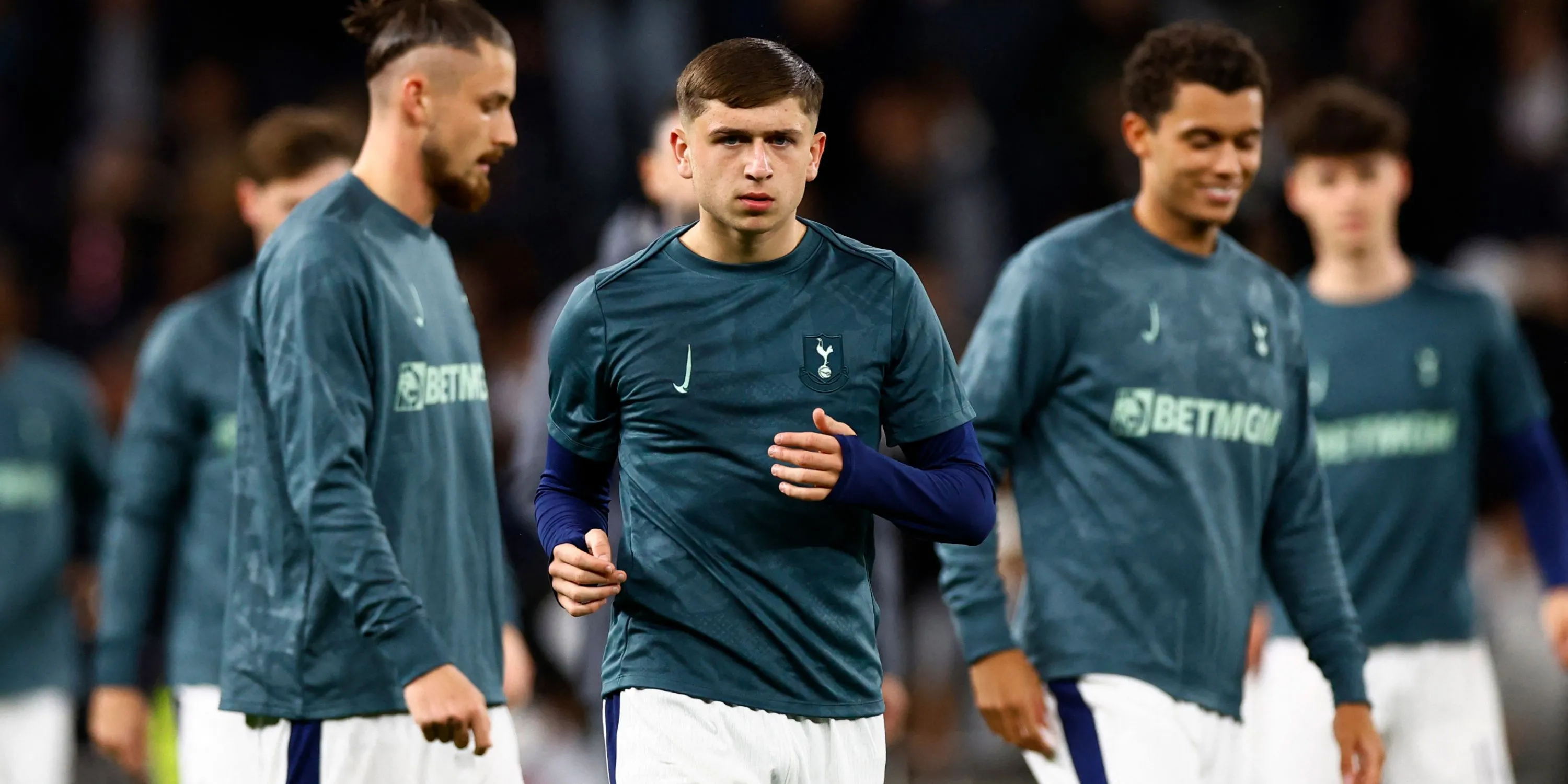 Mikey Moore tập luyện chuẩn bị cho các trận đấu của Tottenham.