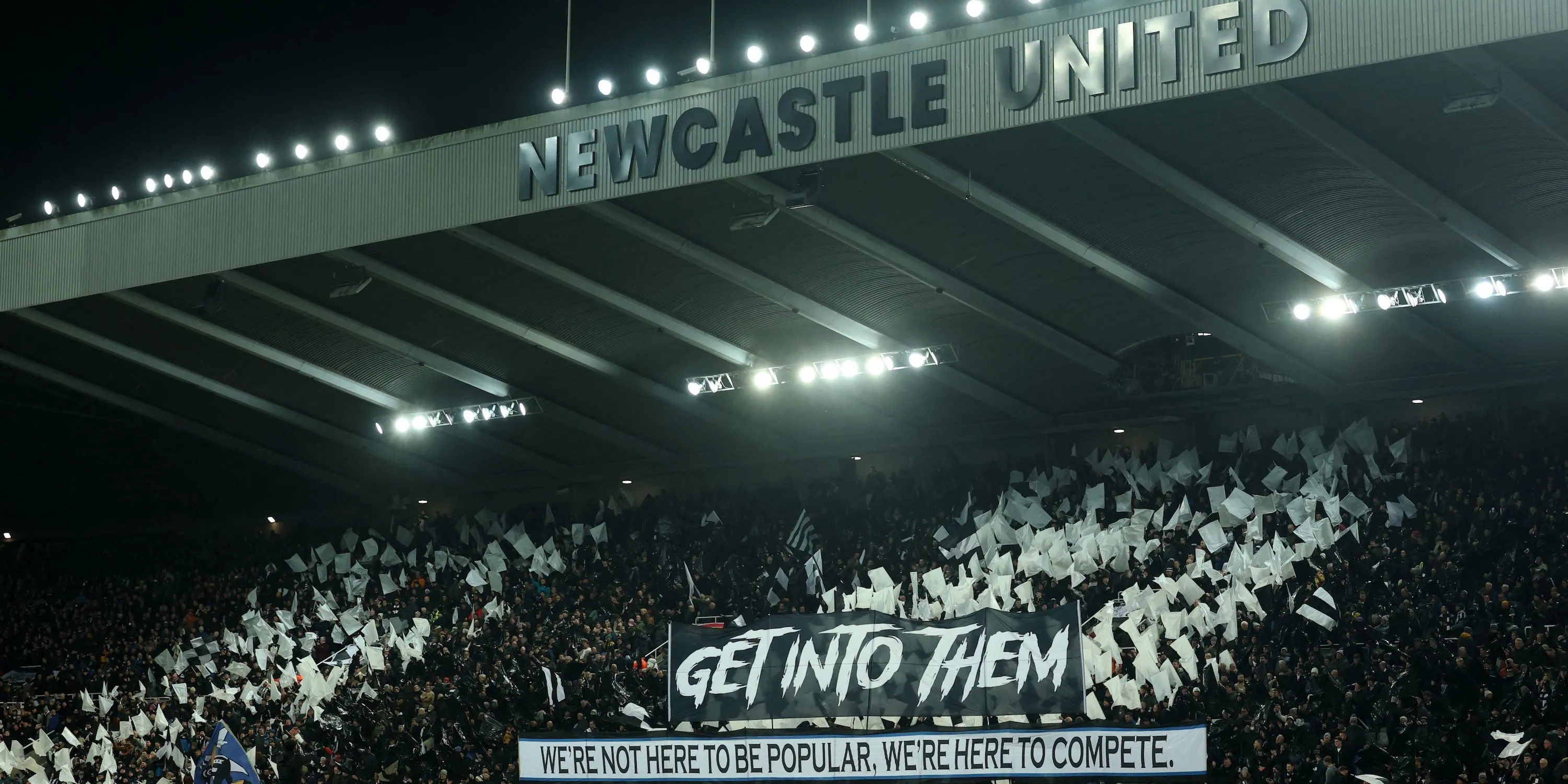 Người hâm mộ Newcastle United trên khán đài St James' Park cổ vũ cho đội nhà