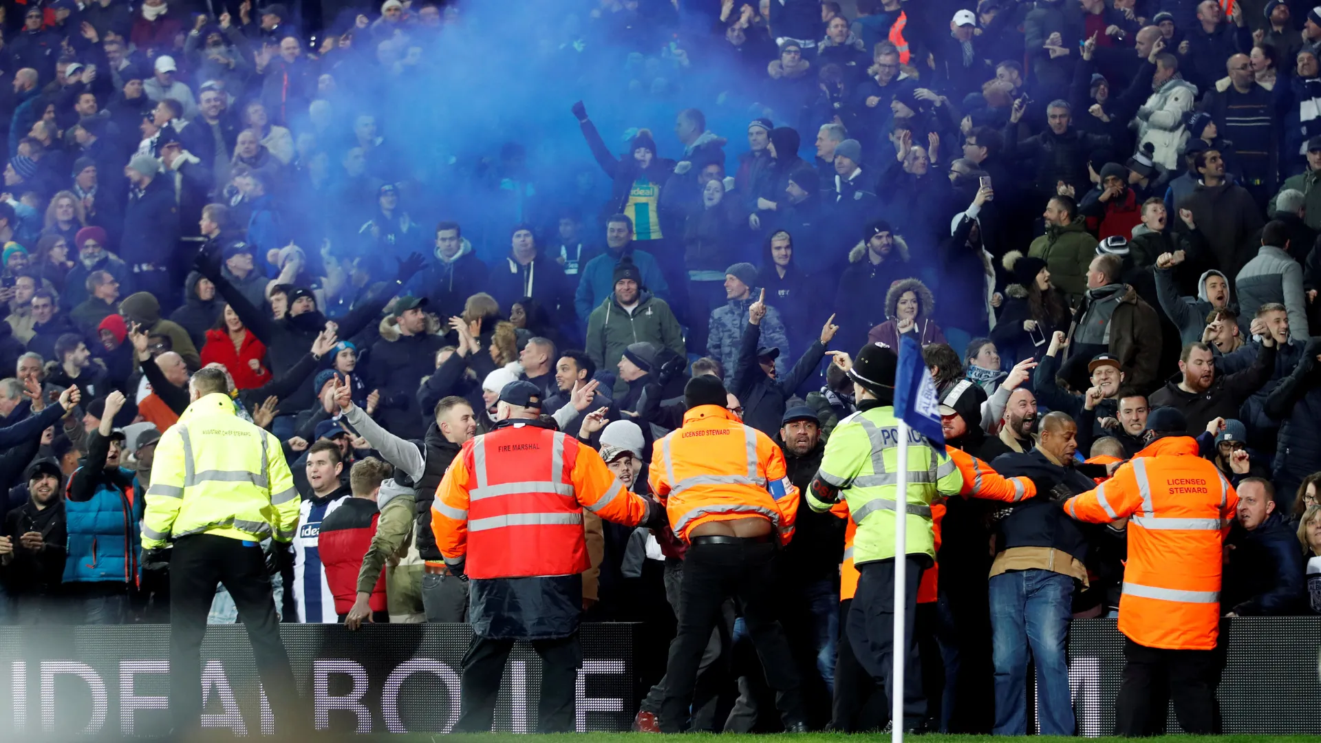 Người hâm mộ West Brom cổ vũ cuồng nhiệt tại sân The Hawthorns
