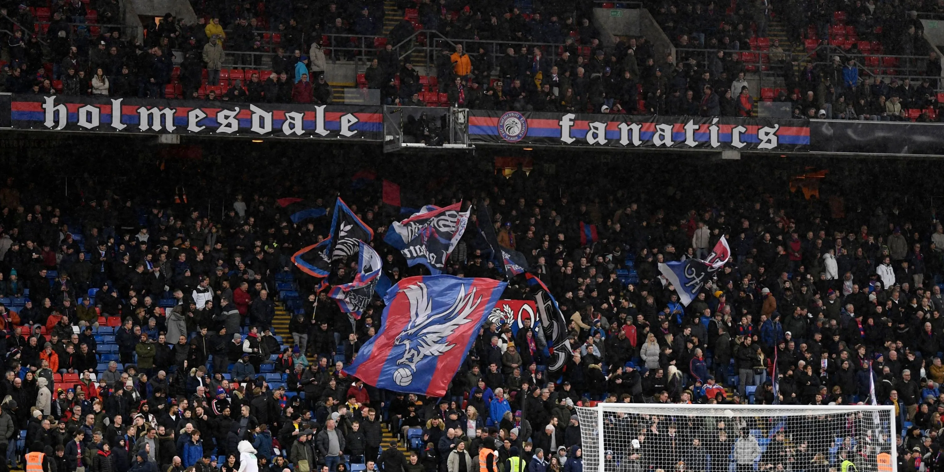 Những người hâm mộ Crystal Palace cuồng nhiệt trên khán đài