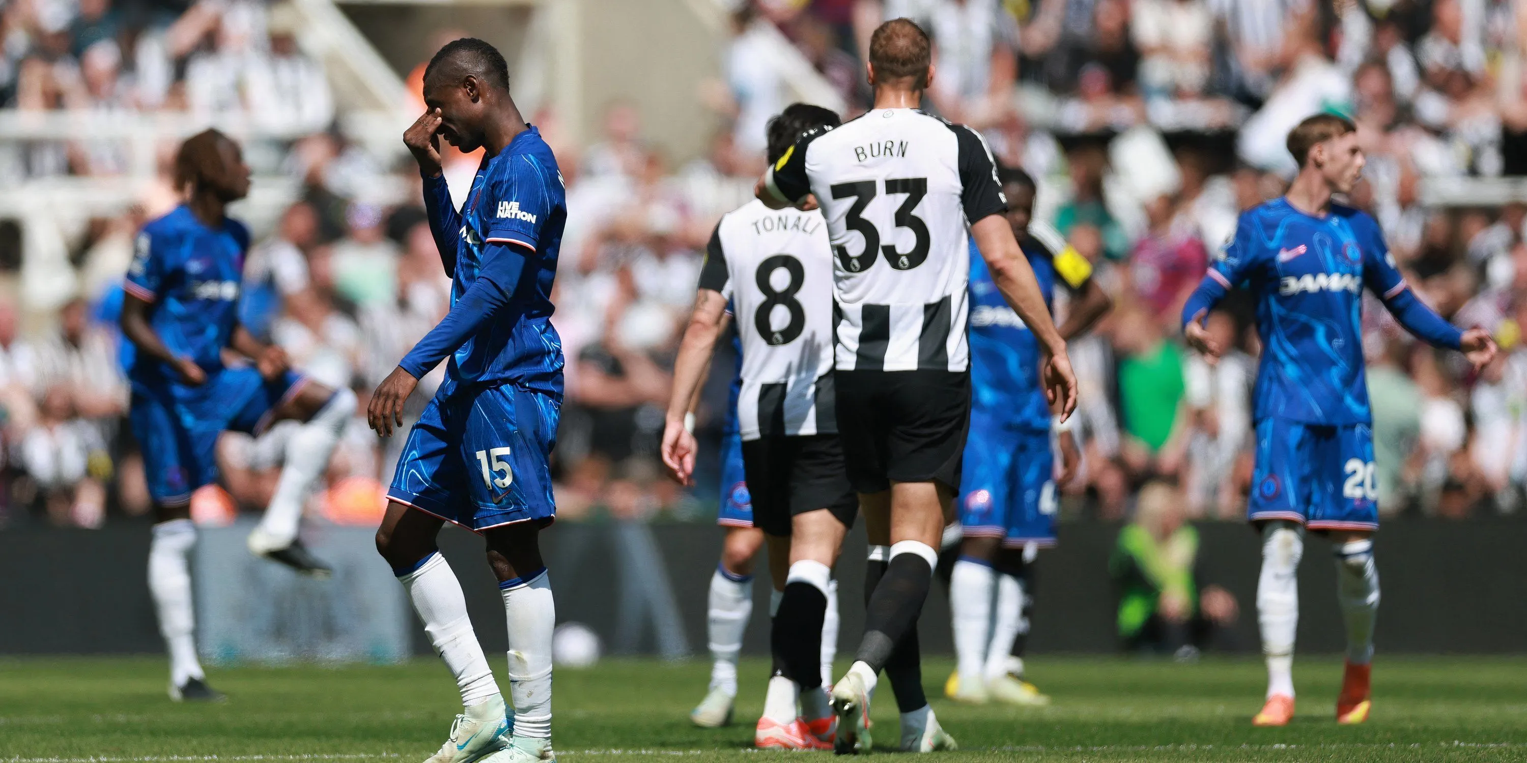 Nicolas Jackson nhận thẻ đỏ trong trận Chelsea thua Newcastle