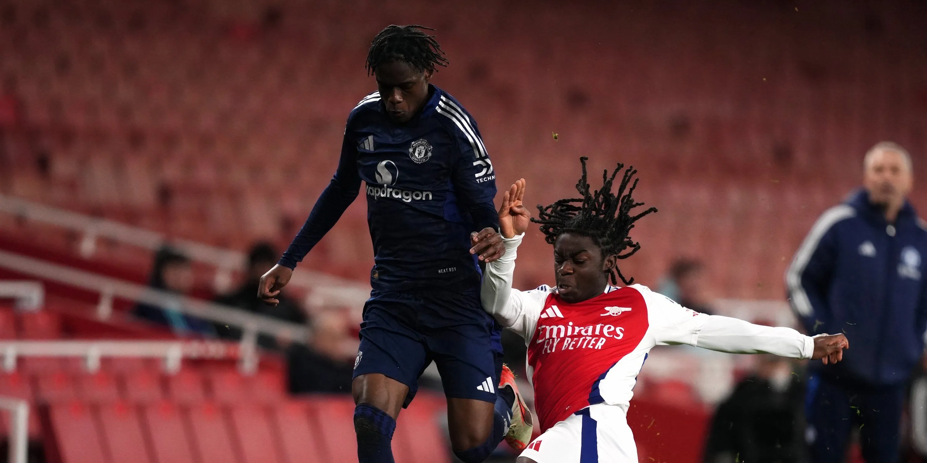 Tài năng trẻ Bendito Mantato của Manchester United trong một buổi tập, hứa hẹn tương lai tươi sáng cho Quỷ Đỏ.