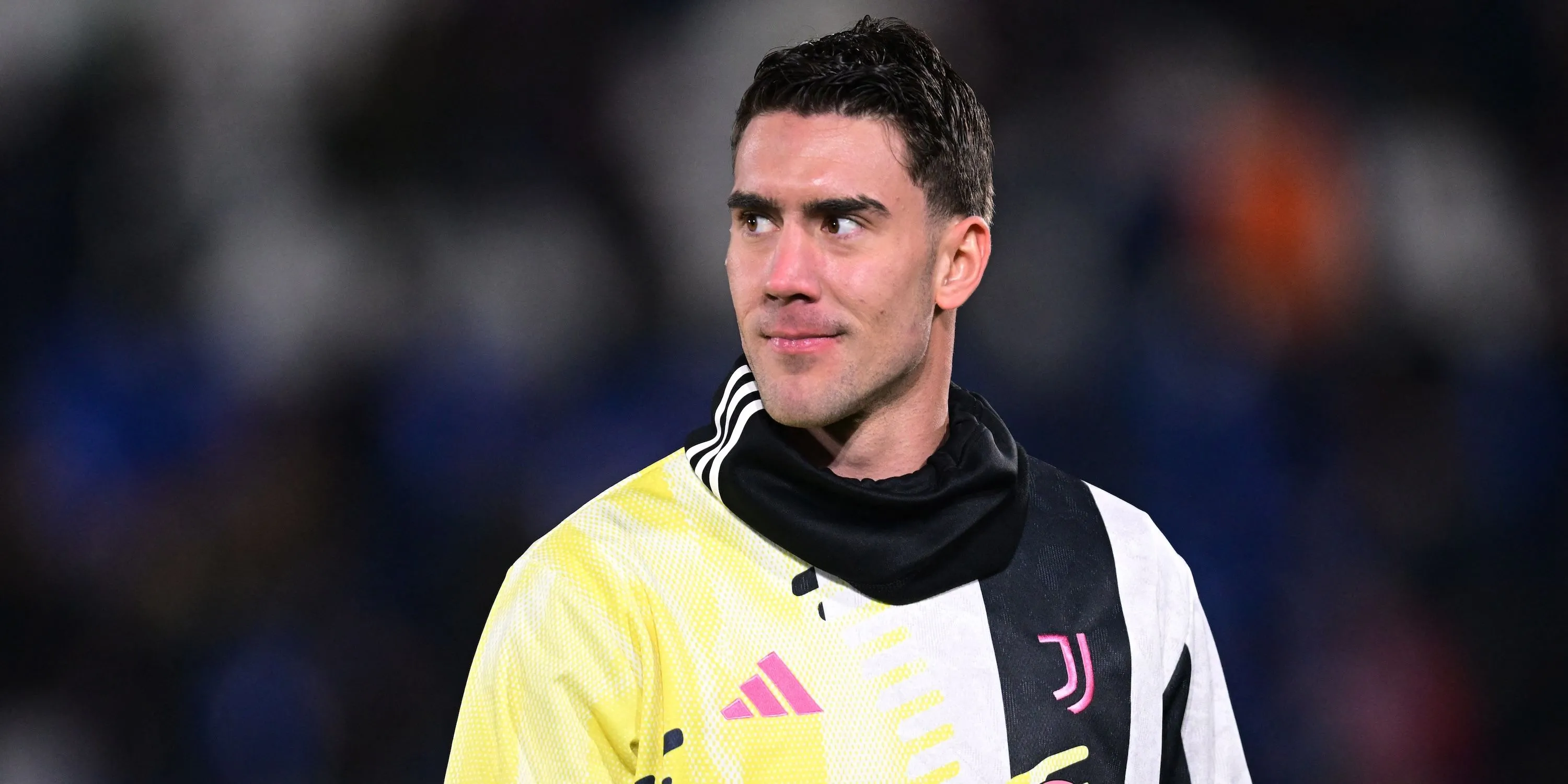 Tiền đạo Dusan Vlahovic của Juventus trong buổi khởi động.