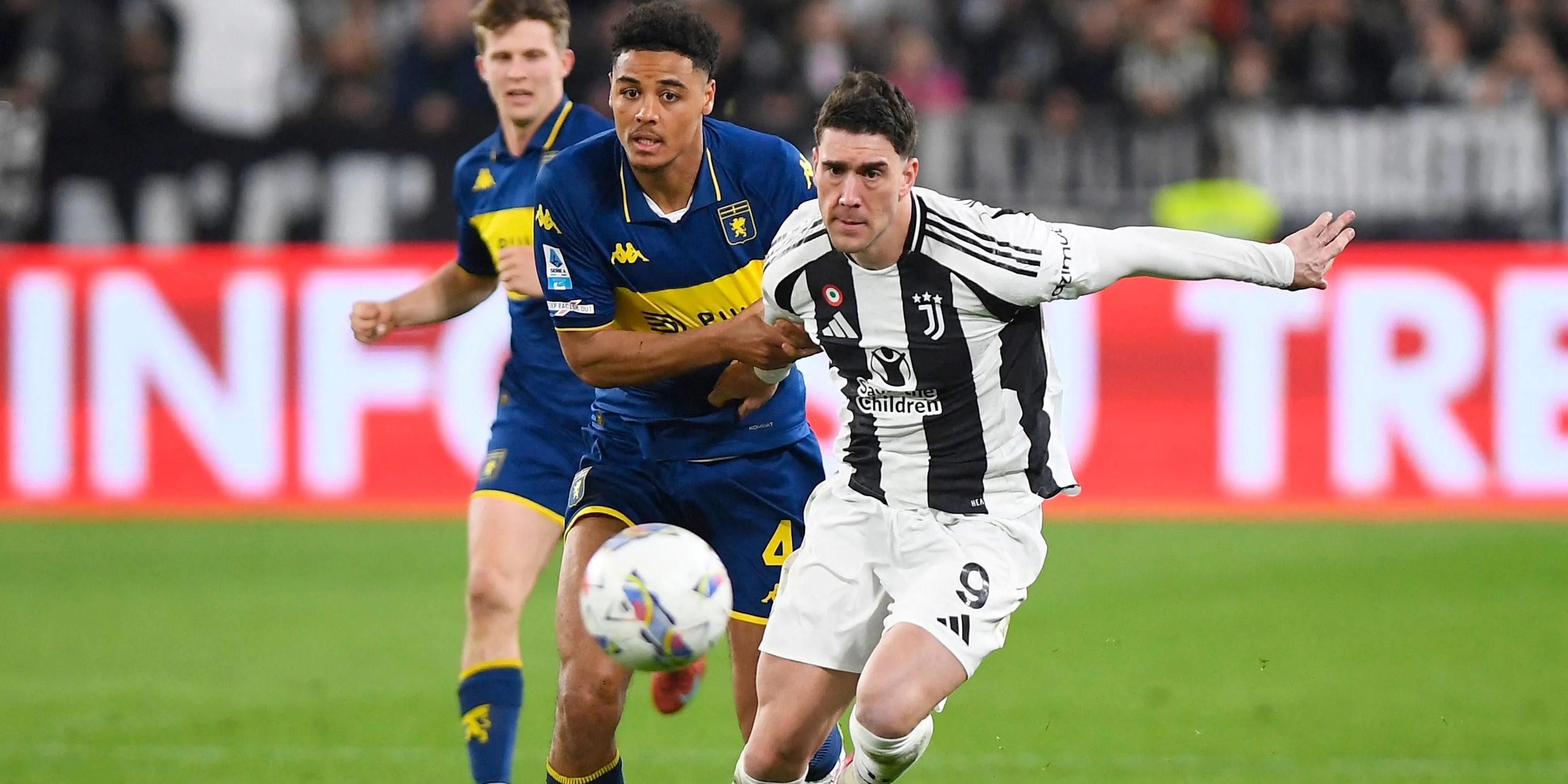 Tiền đạo Dusan Vlahovic của Juventus trong một pha tranh chấp bóng quyết liệt với Koni De Winter của Genoa tại Serie A