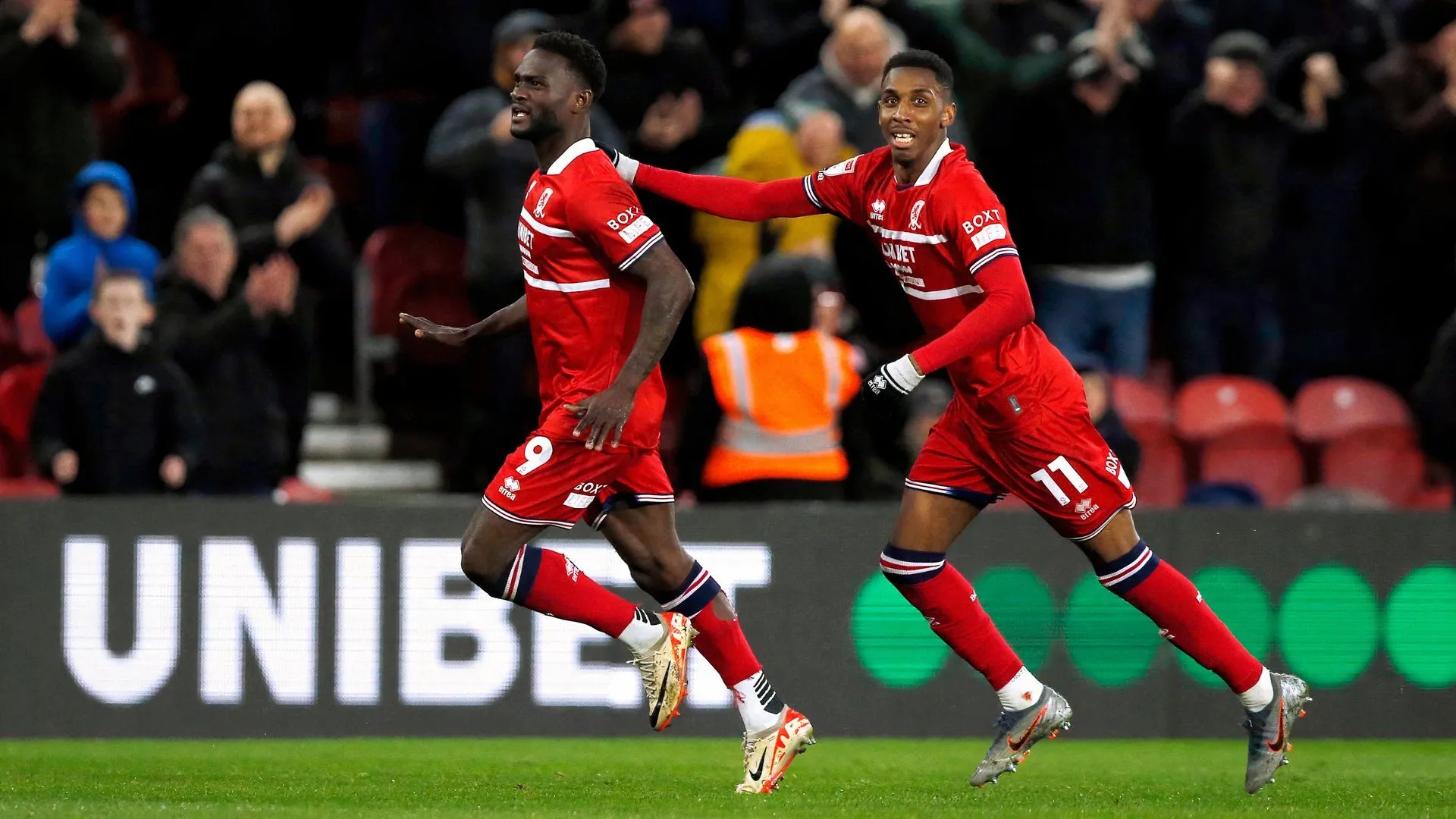 Tiền đạo Emmanuel Latte Lath ăn mừng bàn thắng cho Middlesbrough trong trận đấu với Leeds United tại Championship