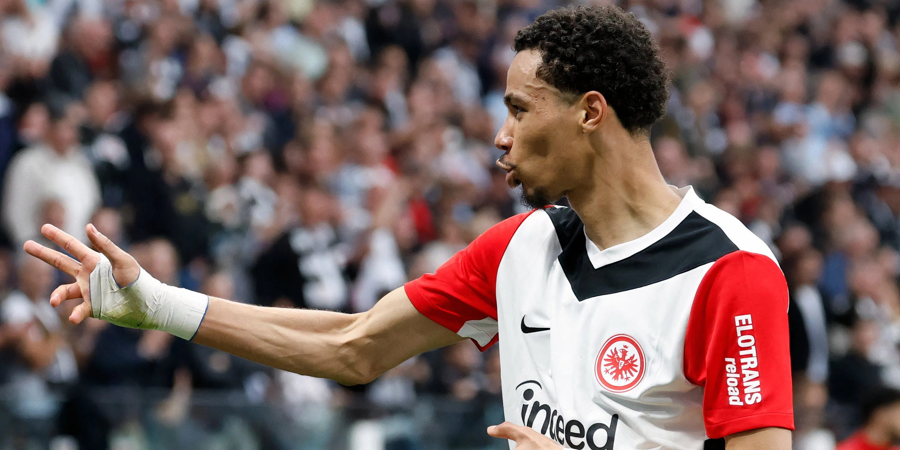 Tiền đạo Hugo Ekitiké trong màu áo Eintracht Frankfurt, mục tiêu chuyển nhượng tiềm năng của Chelsea