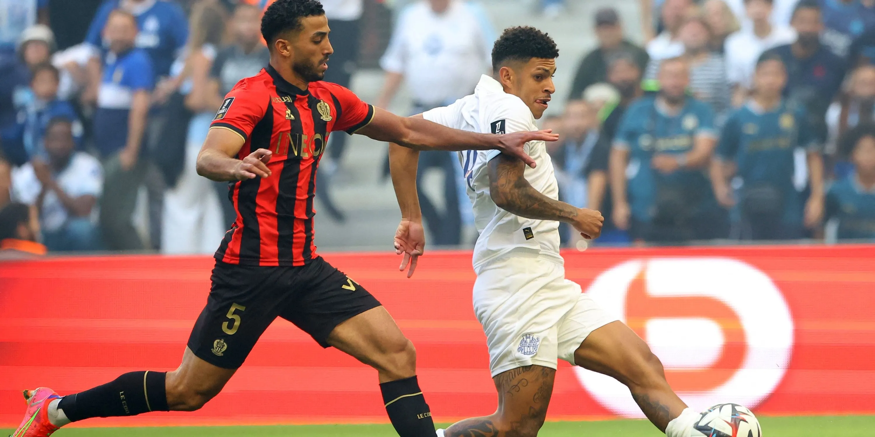 Tiền đạo Luis Henrique của Marseille trong pha tranh bóng.